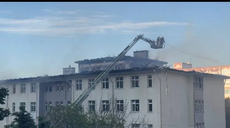 Beylikdüzü'nde okul çatısında korkutan yangın