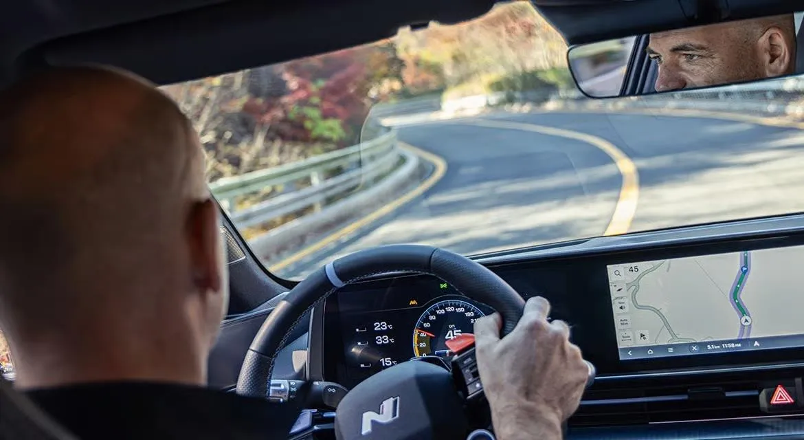 Hyundai'den BMW'ye büyük batarya eleştirisi: 100 kWh yeterli!