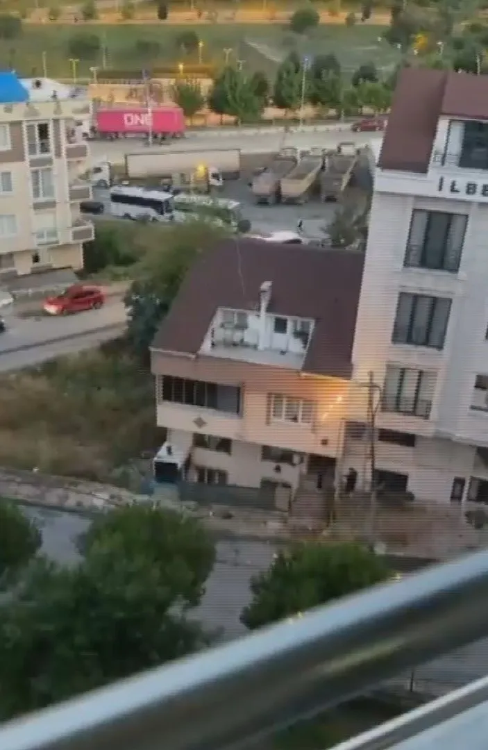 Arnavutköy'de havai fişek gibi patlayan elektrik direği mahalleyi sokağa döktü