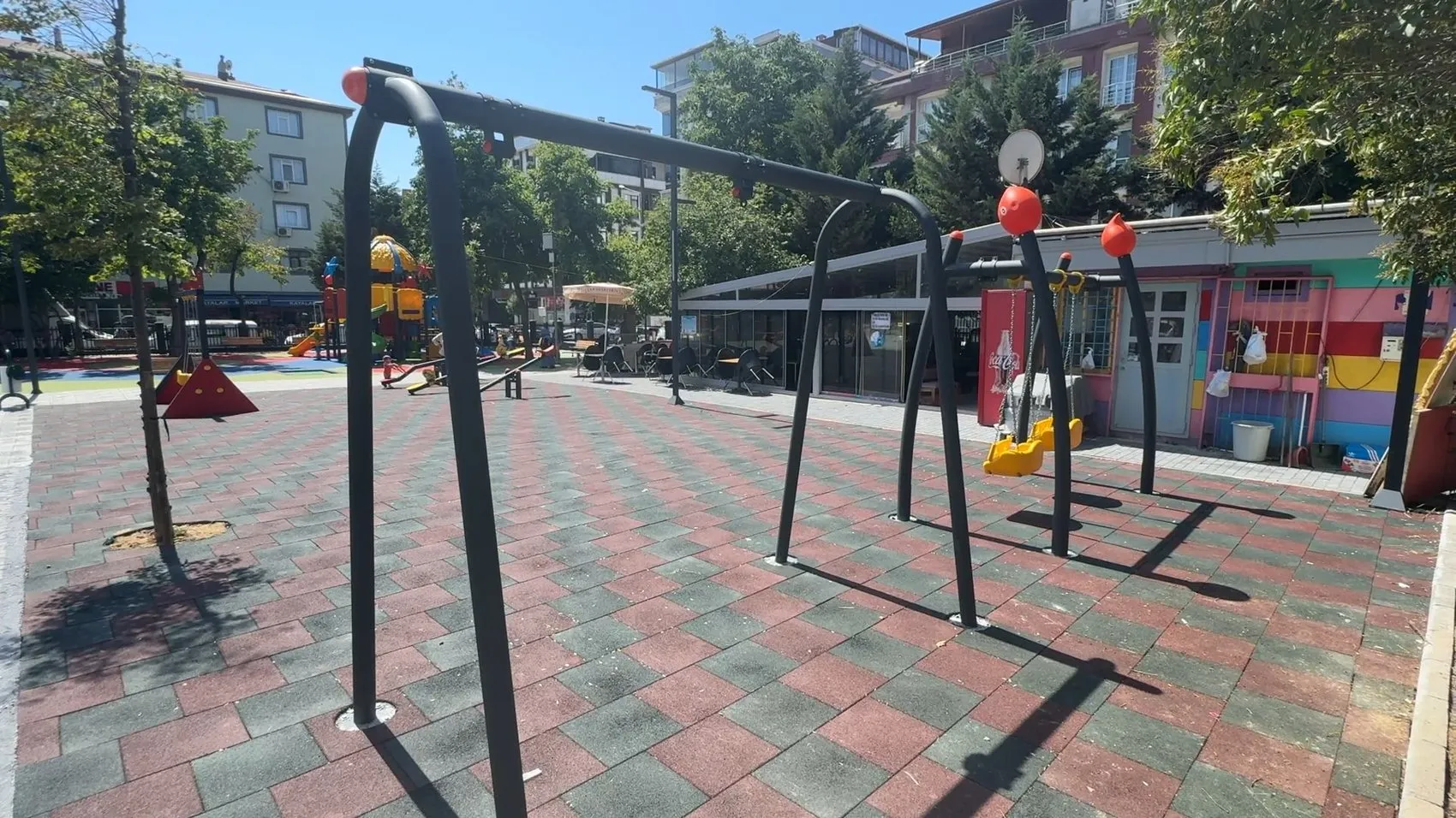 Avcılar'da parktaki salıncak kazaları sonrası yerinden söküldü