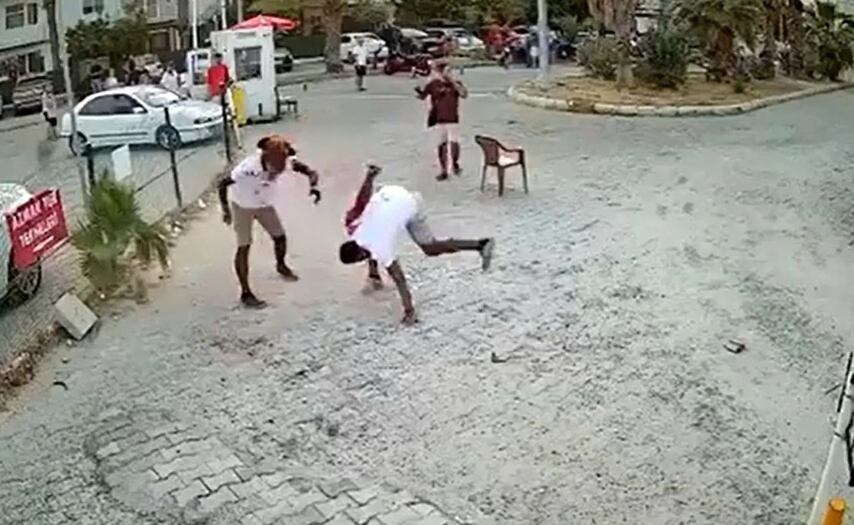 Akyaka'da sokak ortasında bıçaklı kavga kameraya yansıdı