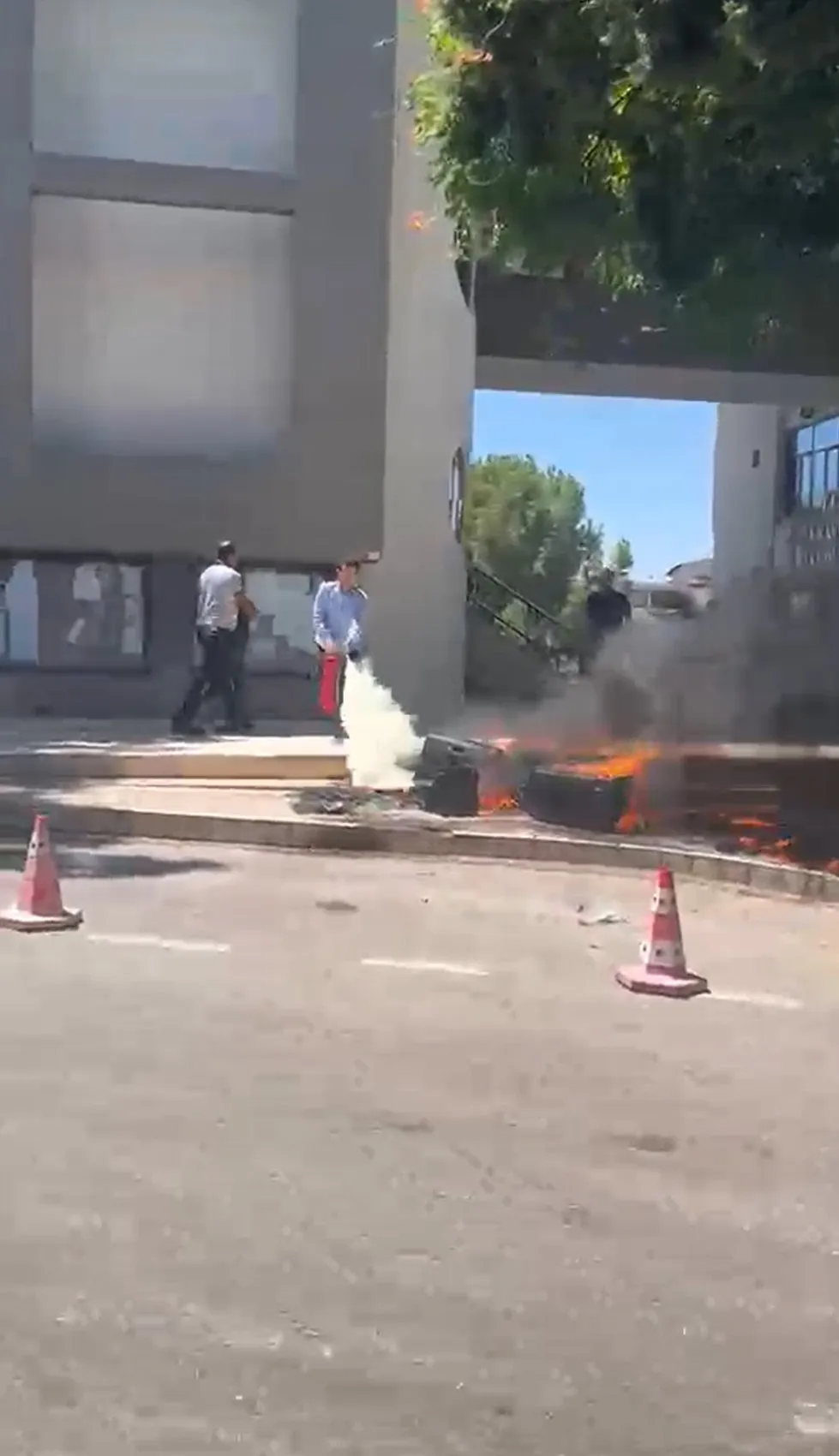Manavgat Belediyesi önünde ses sistemi yaktı