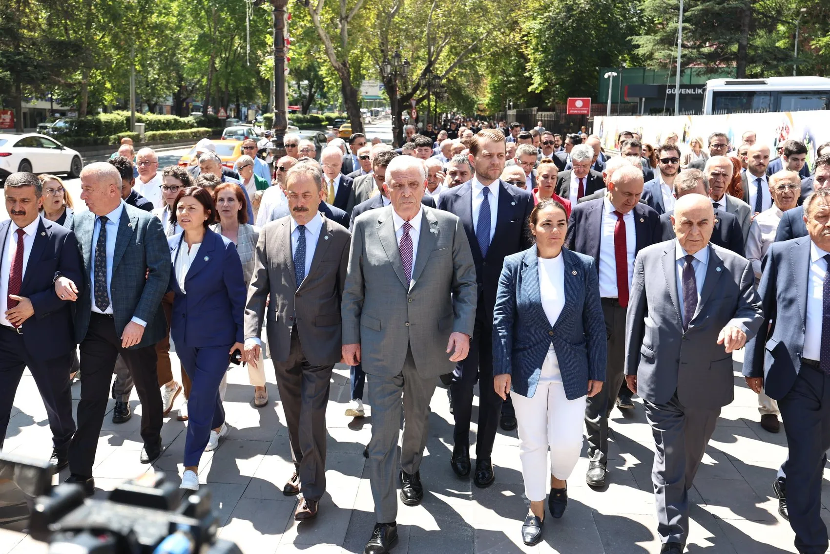 Dervişoğlu Güvenpark'ta şehit yakınları ve gazilerin hak mücadelesine katıldı