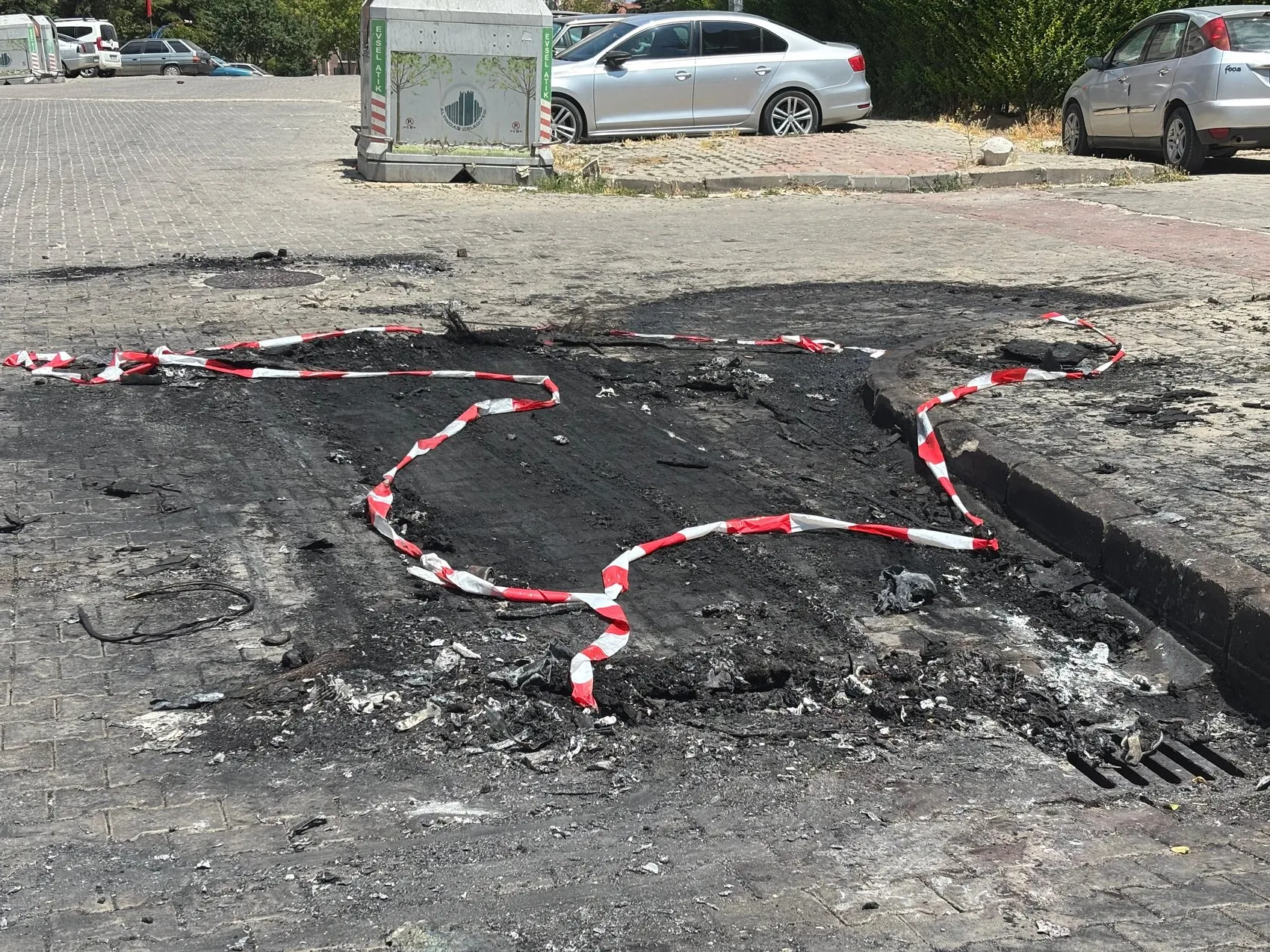 Ankara'da eski sevgili dehşeti dükkanı ve aracı ateşe verdi