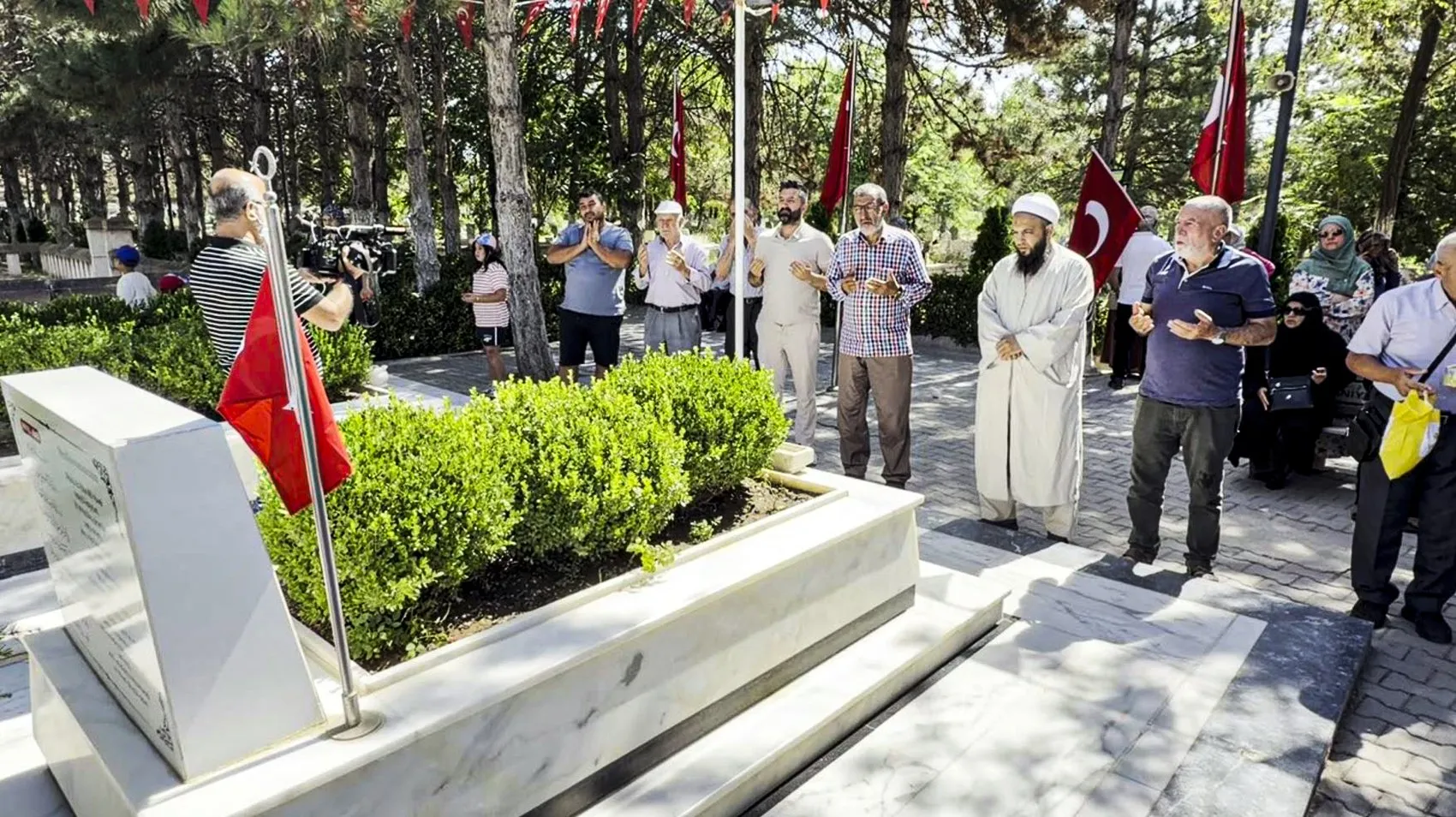 Ömer Halisdemir onuncu yılında kabri başında anılıyor