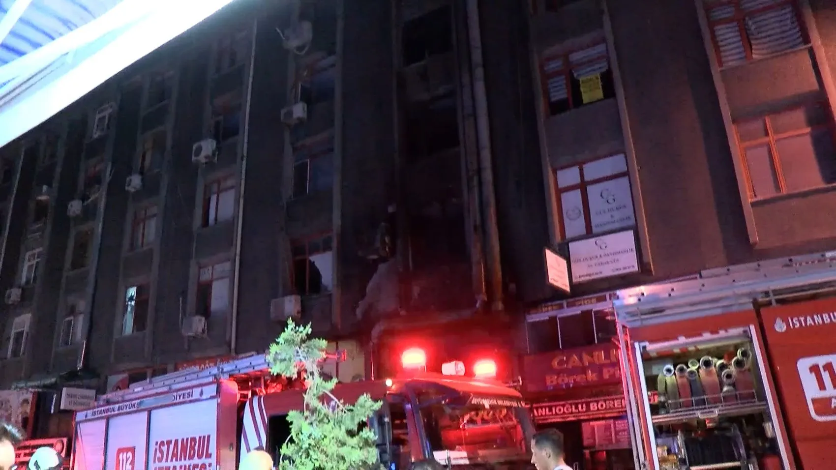 Küçükçekmece'de iş hanını alevler sardı