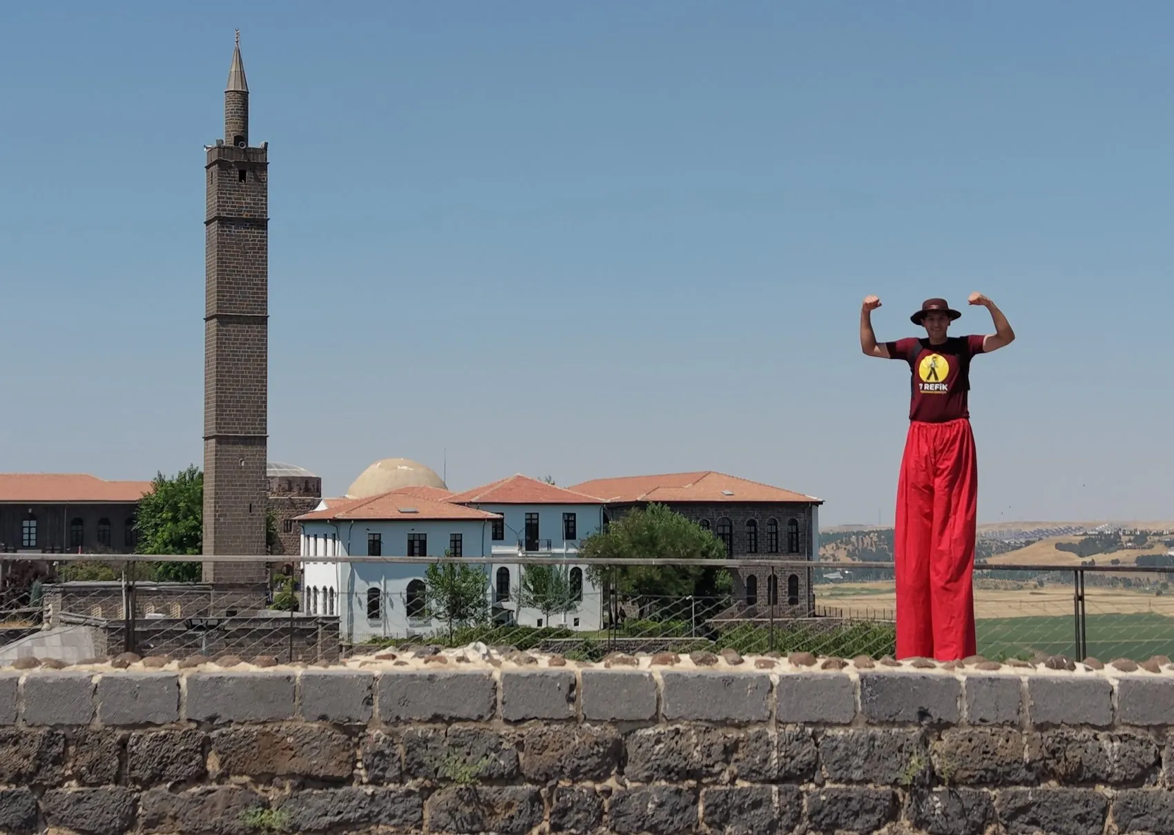 Diyarbakır Surlarında yürekleri ağza getiren tahta bacaklı şov