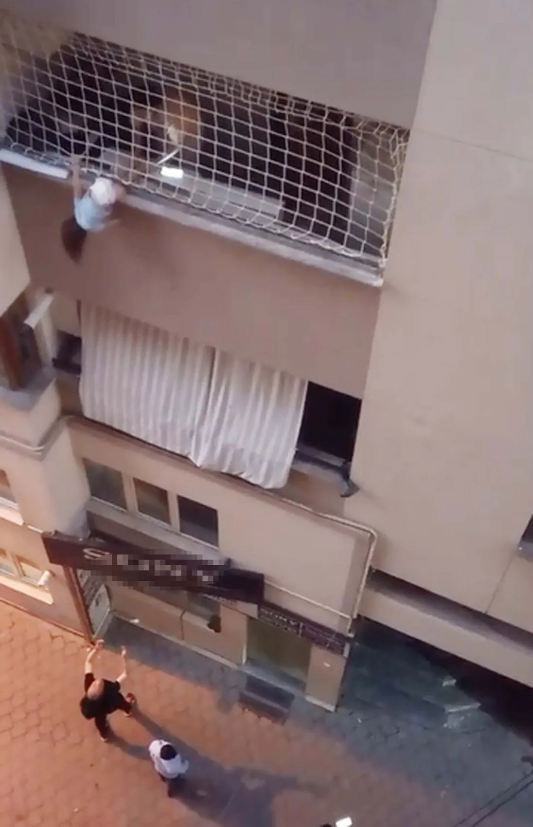 Denizli’de balkonda asılı kalan çocuk ölümden döndü