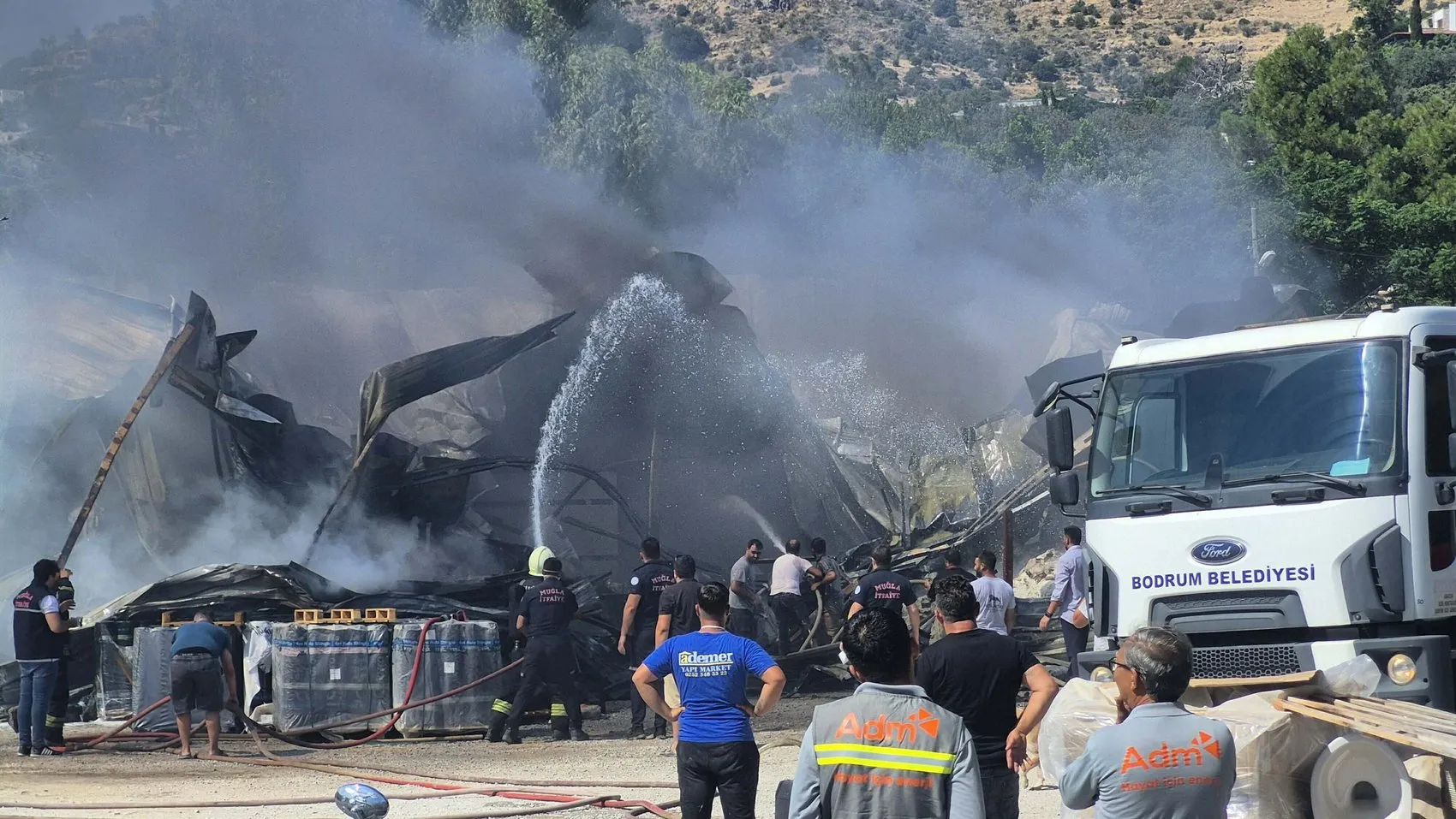 Bodrum'da yapı market deposunda alevler yükseldi