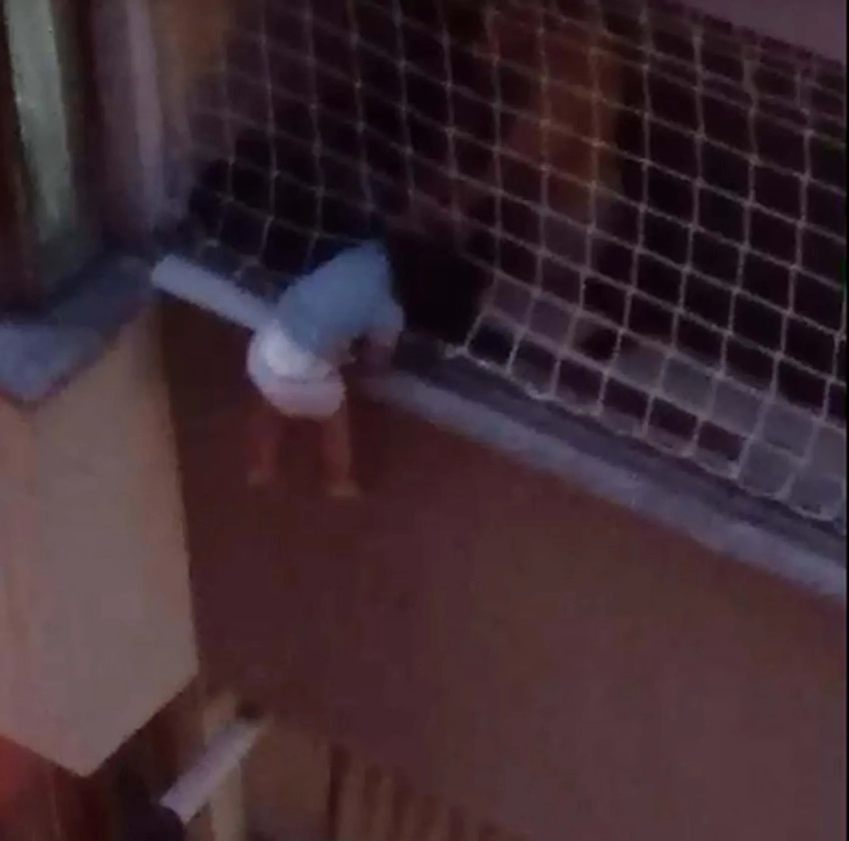Denizli’de balkonda asılı kalan çocuk ölümden döndü