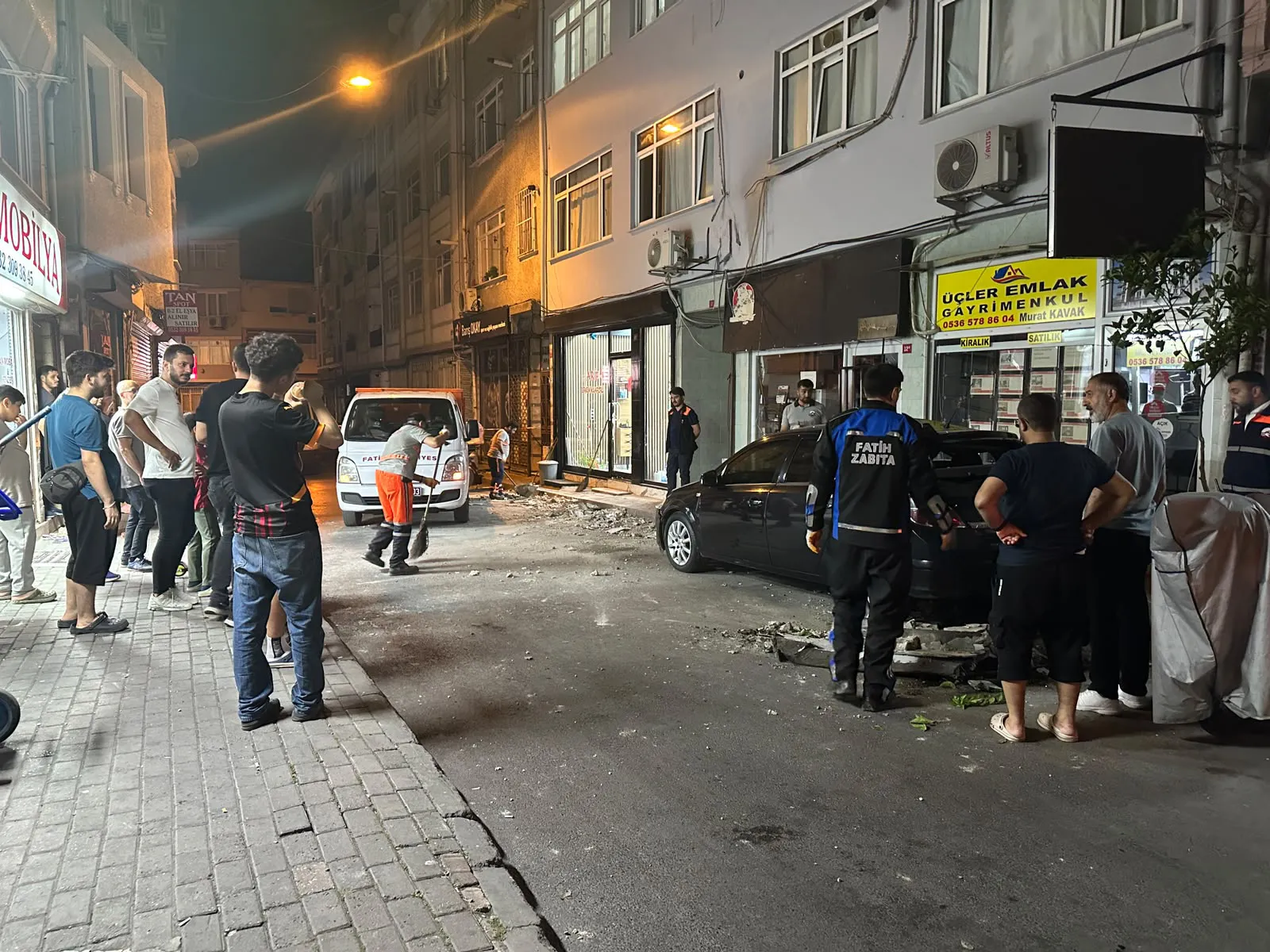 Fatih'te dört katlı binanın çatısı çöktü, iki kişi kıl payı kurtuldu