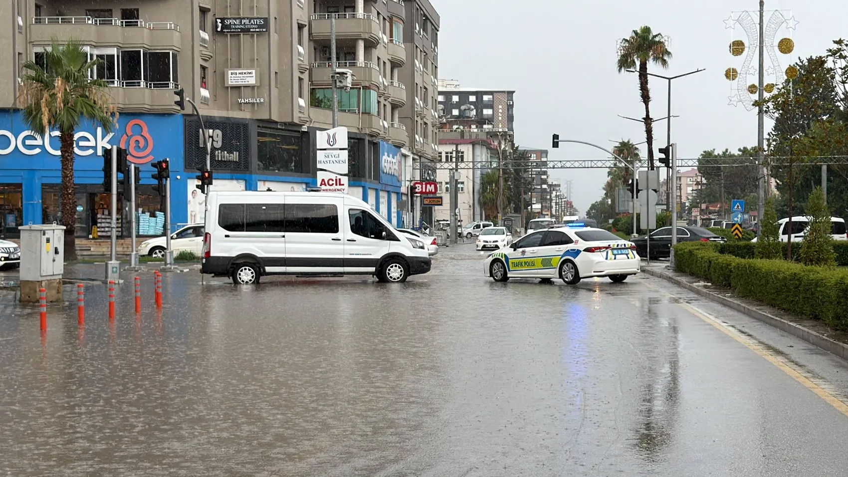 Osmaniye'de şiddetli sağanak hayatı felç etti