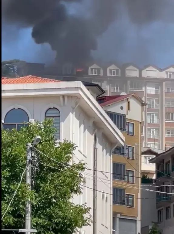 Gerede'de apartman çatısını yangın sardı