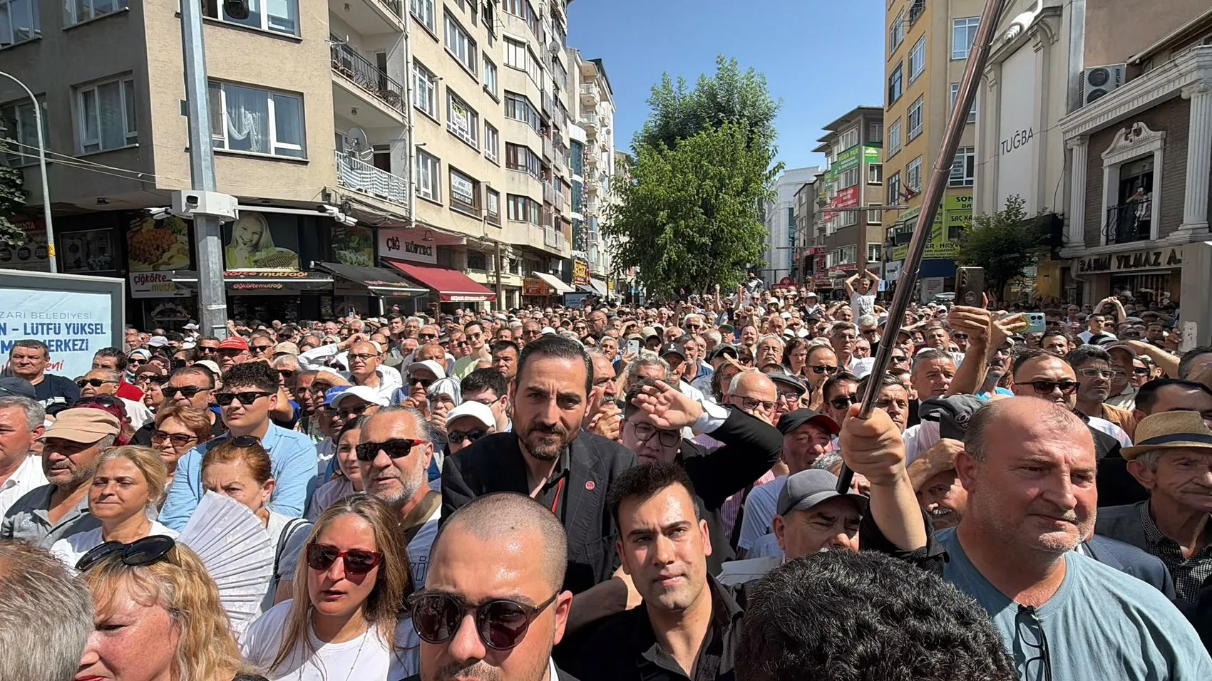 Özgür Özel Eskişehirde yönetimi görevden alınan il başkanına sahip çıktı
