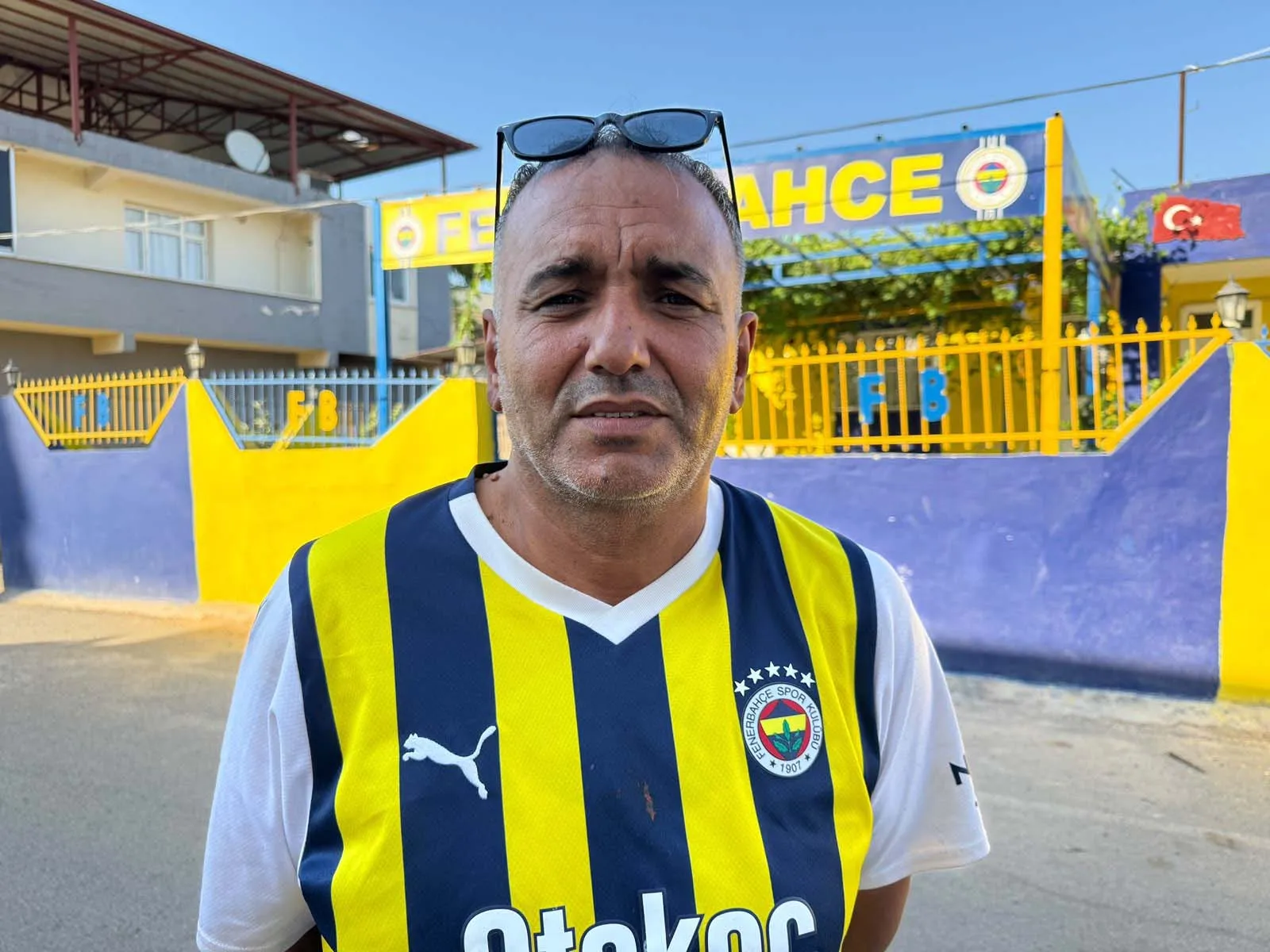 Hataylı depremzede evini Fenerbahçe renklerine boyadı
