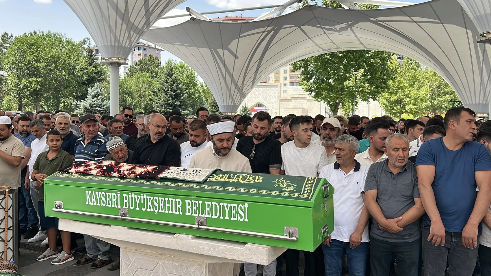 Kayseri'de düğün konvoyu kazasında hayatını kaybeden genç anne defnedildi