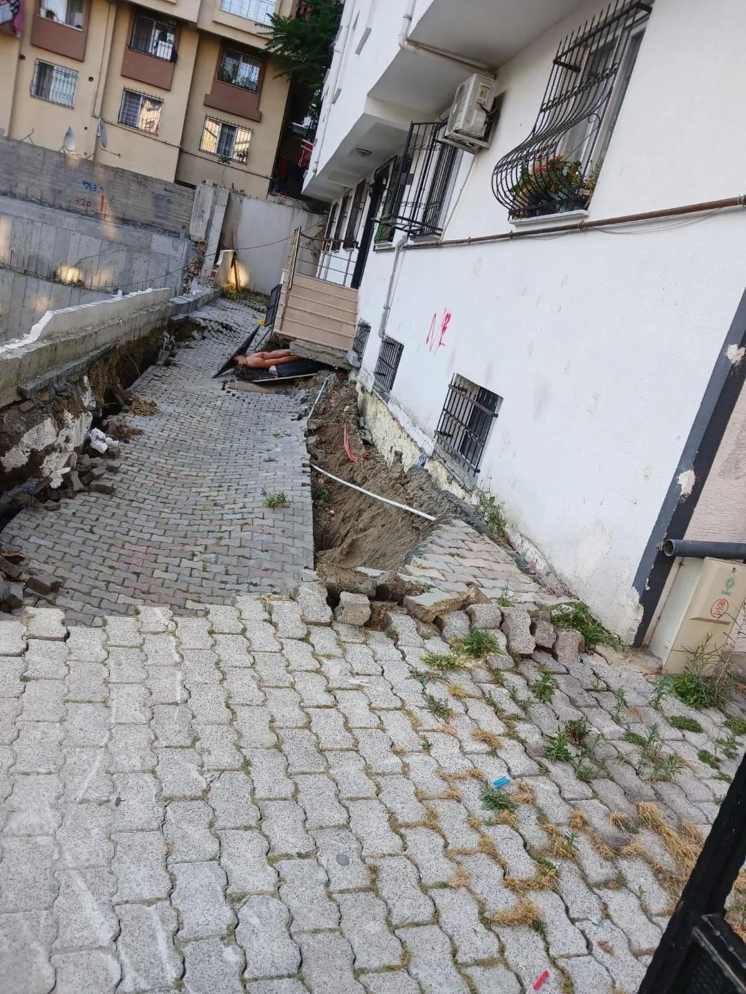 Küçükçekmece'de inşaat kazısı apartman sakinlerini sokağa döktü