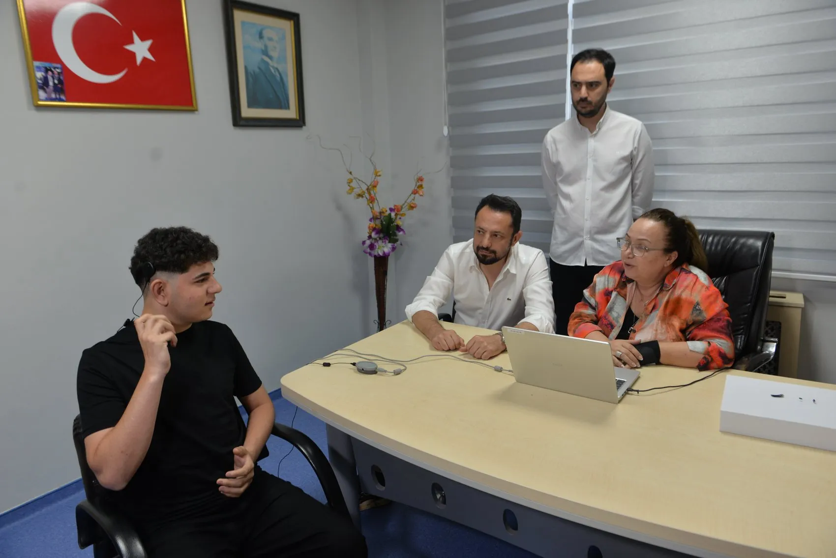 Lise öğrencisi Muhammet biyonik kulakla yeniden duymaya başladı