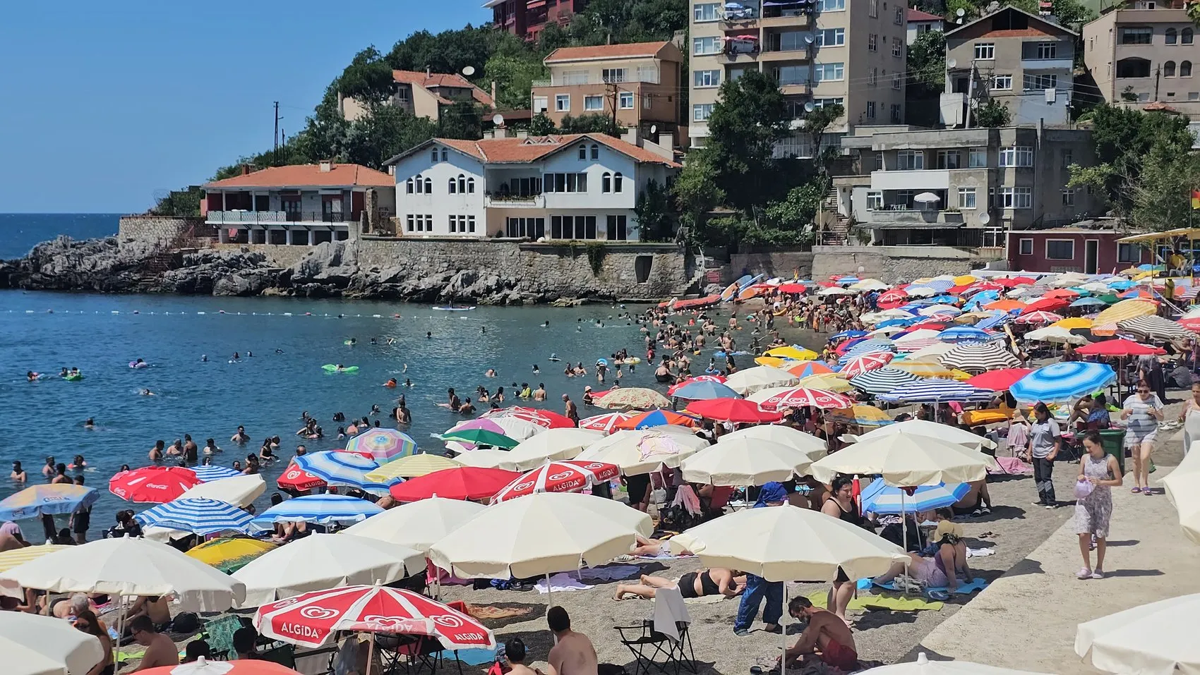 Zonguldak Kapuz Plajı'nda adım atacak yer kalmadı