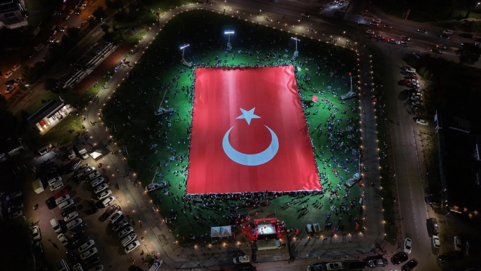 Kayseri semalarında dev Türk bayrağı dalgalandı