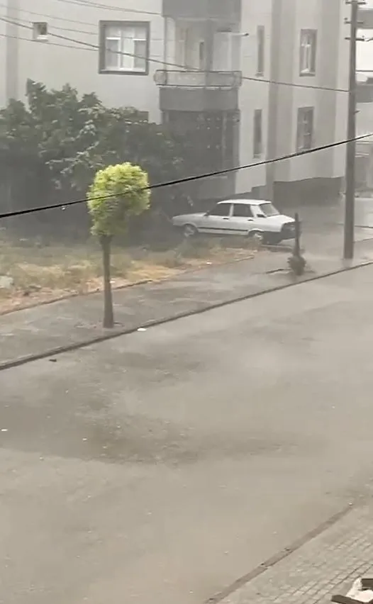 Kadirli'de akşam saatlerinde etkili olan fırtına hayatı felç etti