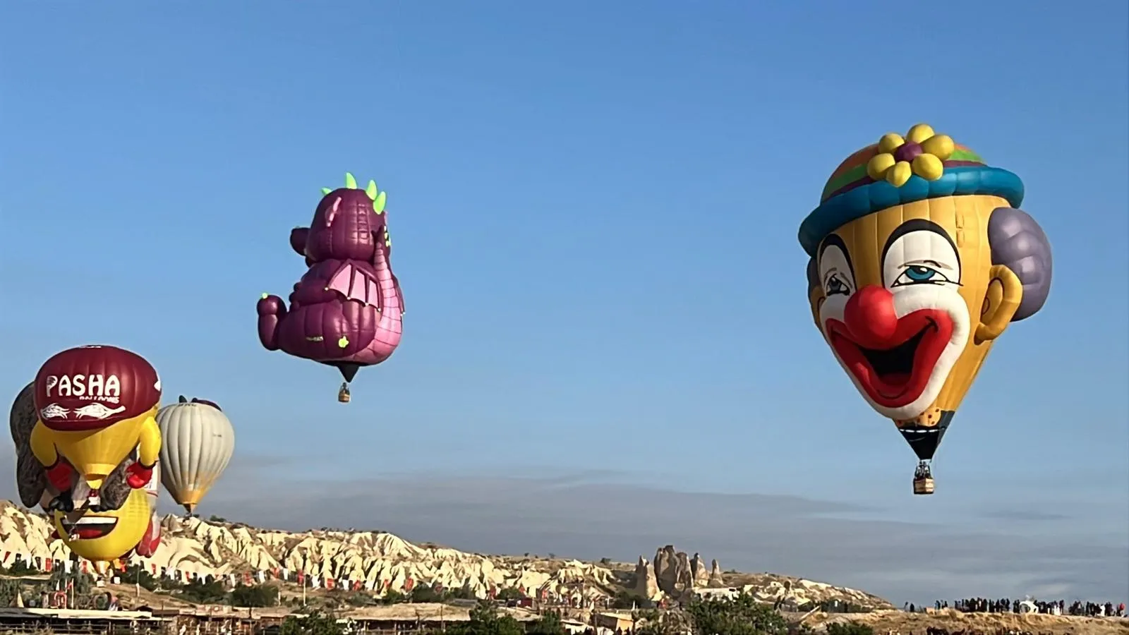 Kapadokya semaları ilginç figürlü balonlarla şenlendi