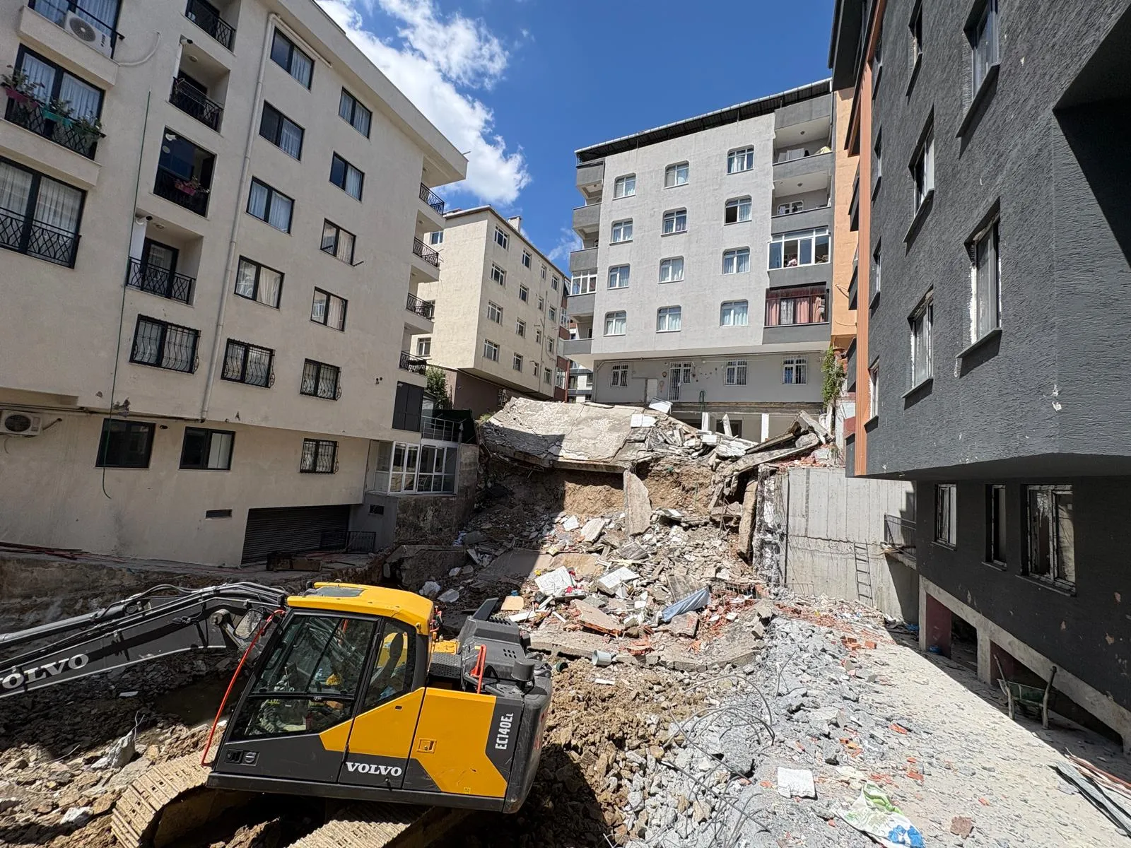Kağıthane’de inşaat kazası Dozer balkonu yerle bir etti