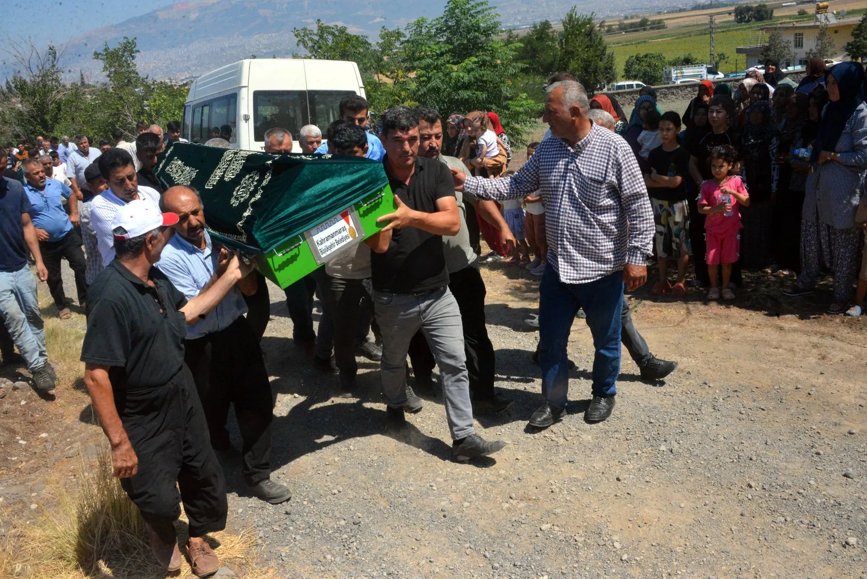 Adana'da kanala uçan araçta hayatını kaybeden anne ve oğlu defnedildi