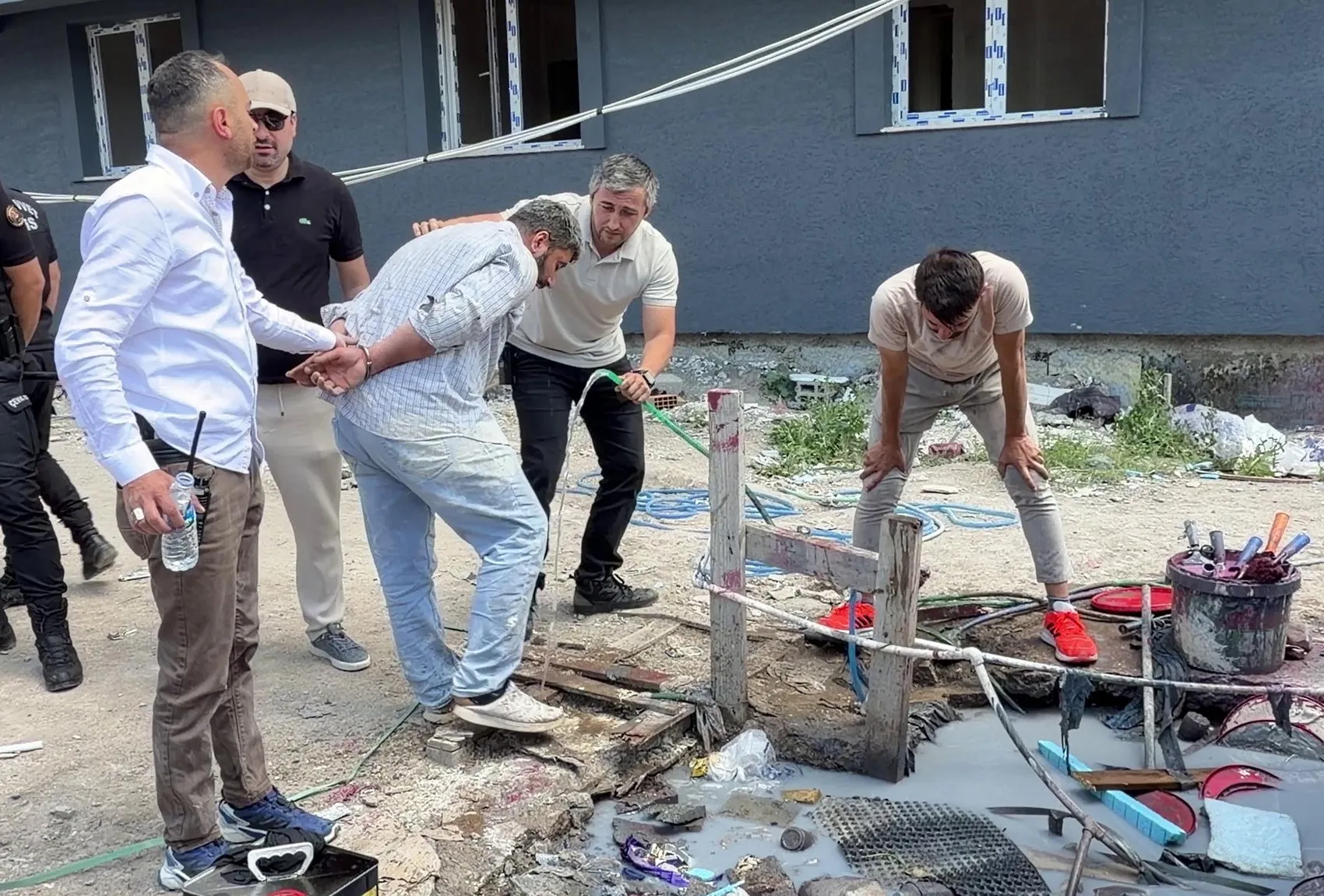 Erzurum'da inşaat haczi gerginliği İşçiler direndi, polis müdahale etti