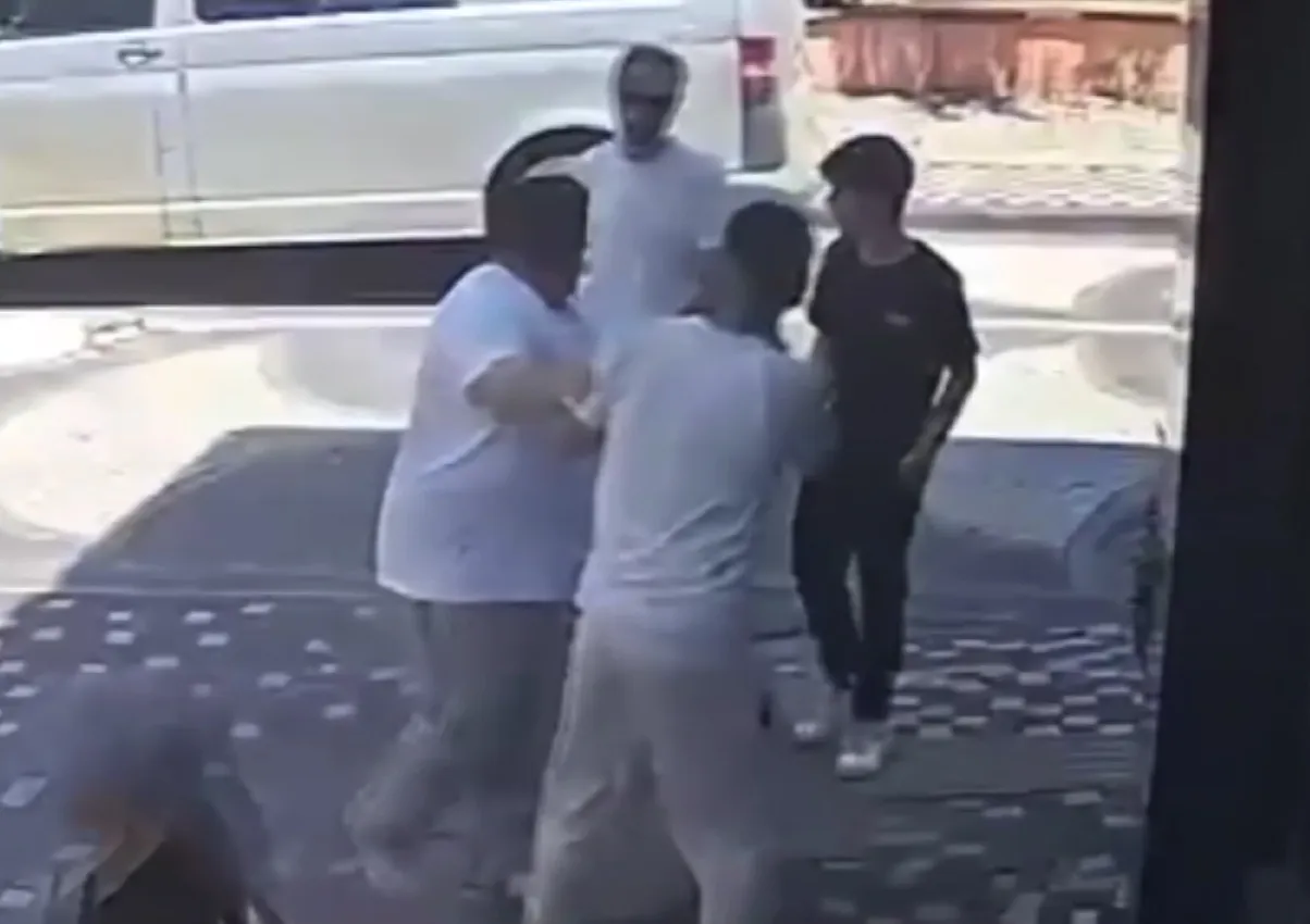 Keşan'da kuaförün 12 yaşındaki çırağını sokak ortasında dövdüğü anlar kamerada