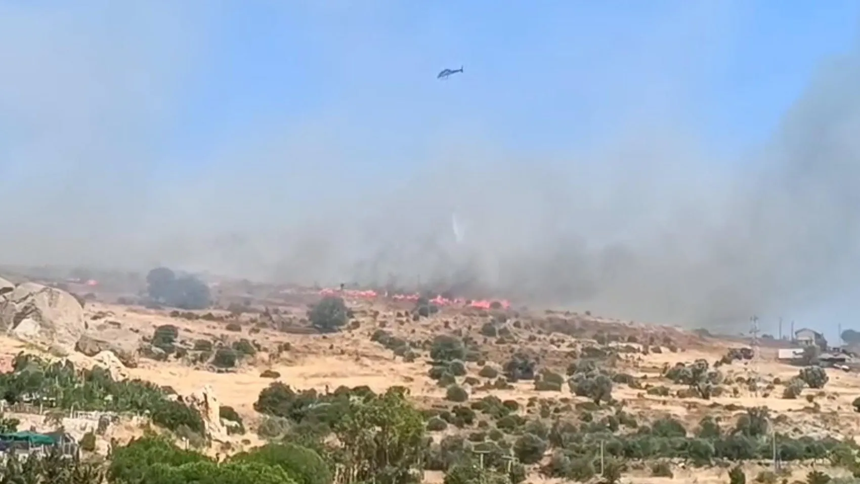 Foça’da korkutan yangın yerleşim yerine ulaşmadan söndürüldü