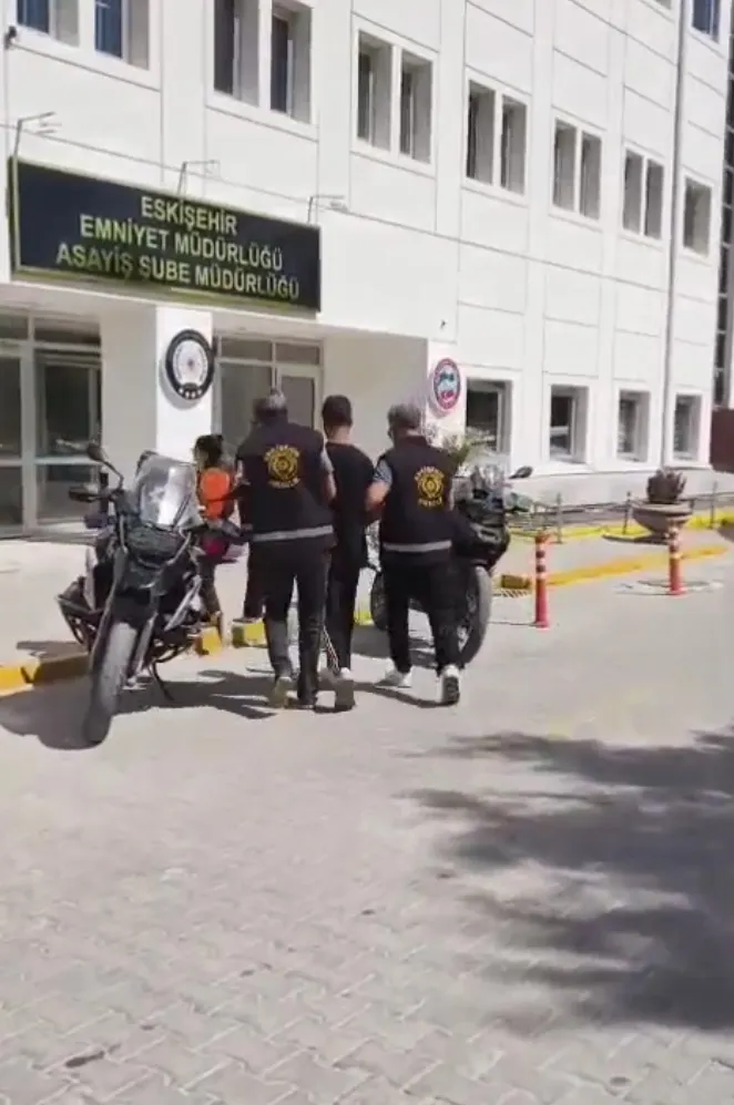 Eskişehir’de çelik kasayı boşaltan hırsızlar yakayı ele verdi
