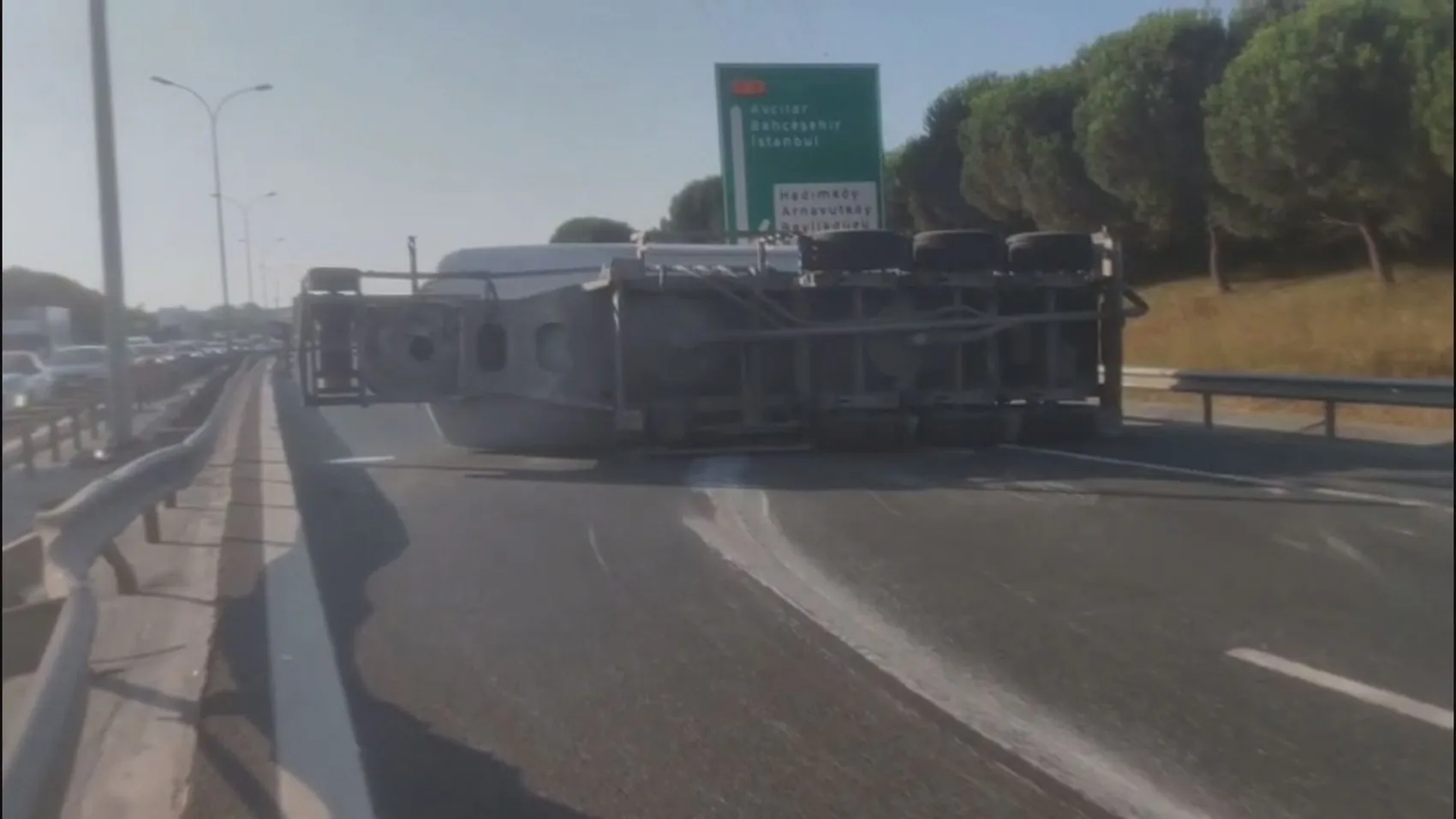 Büyükçekmece'de beton tankeri kazası trafiği kilitledi