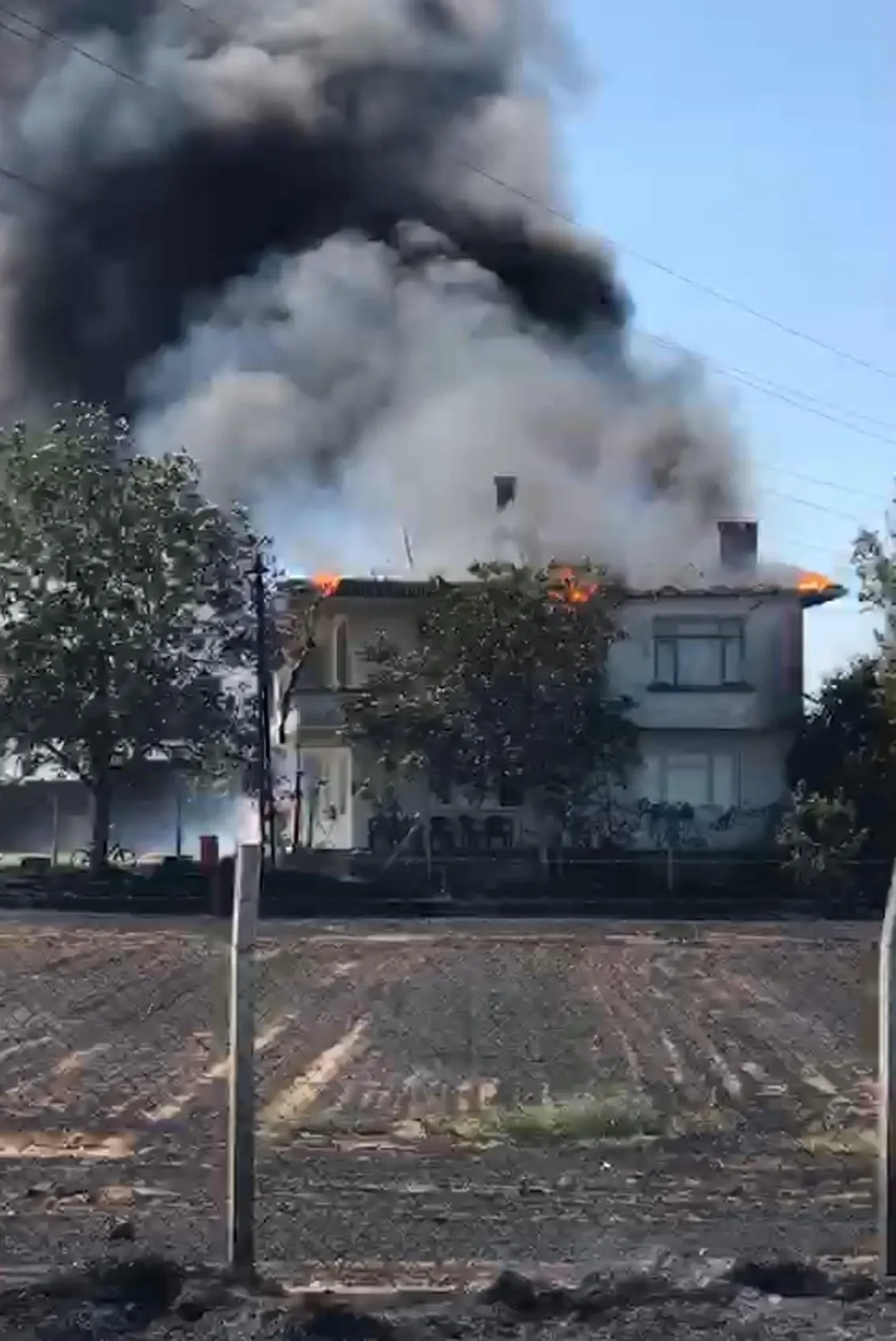 Edirne’de anız yangını bir aileyi evsiz bıraktı