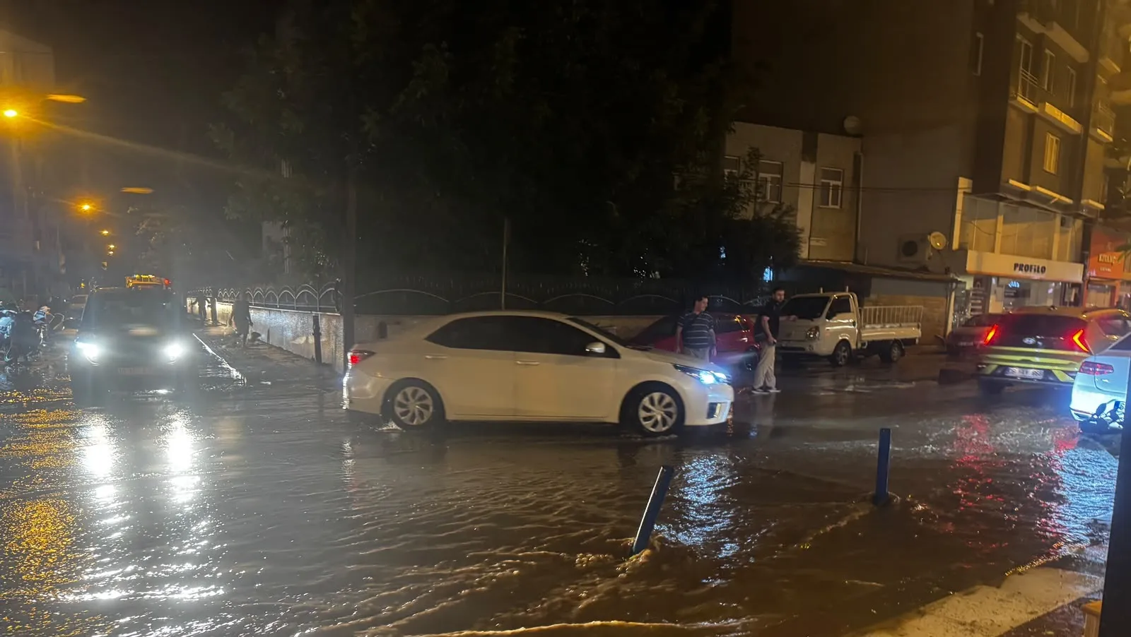 Erdek sağanak yağış ve şiddetli fırtınayla sarsıldı