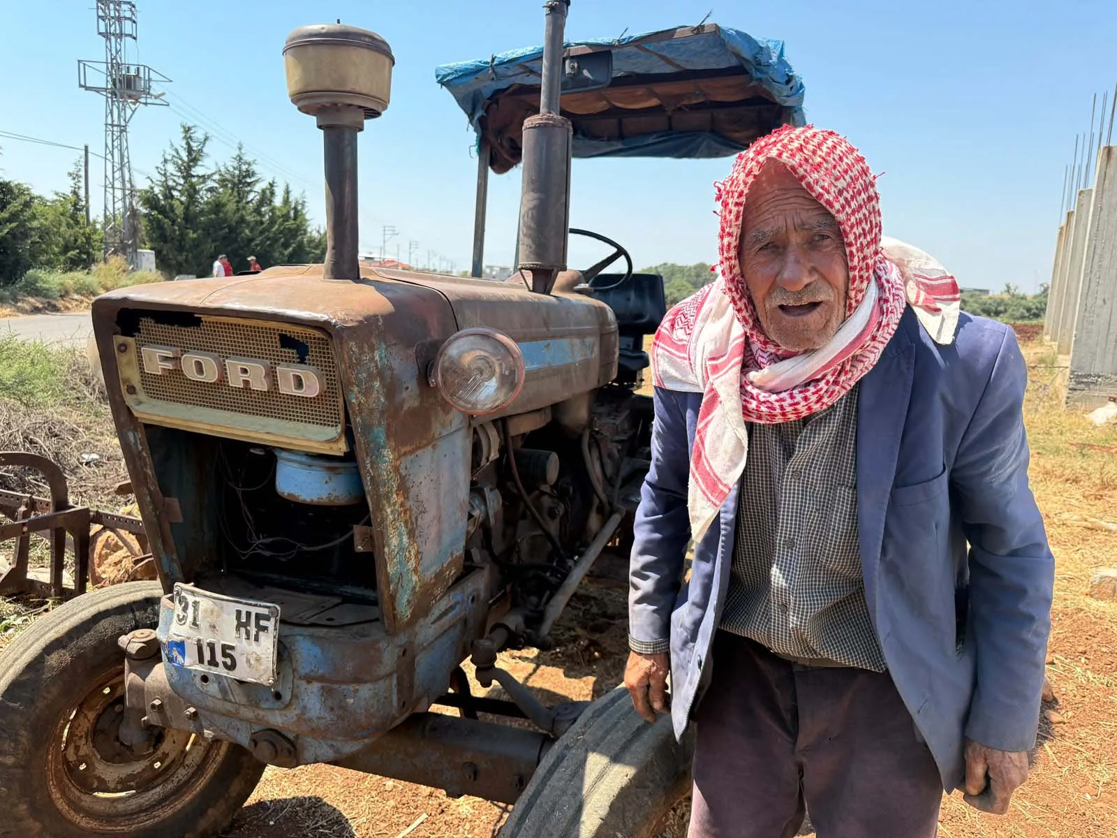 Yarım asırdır aynı traktörle tarlasını sürüyor