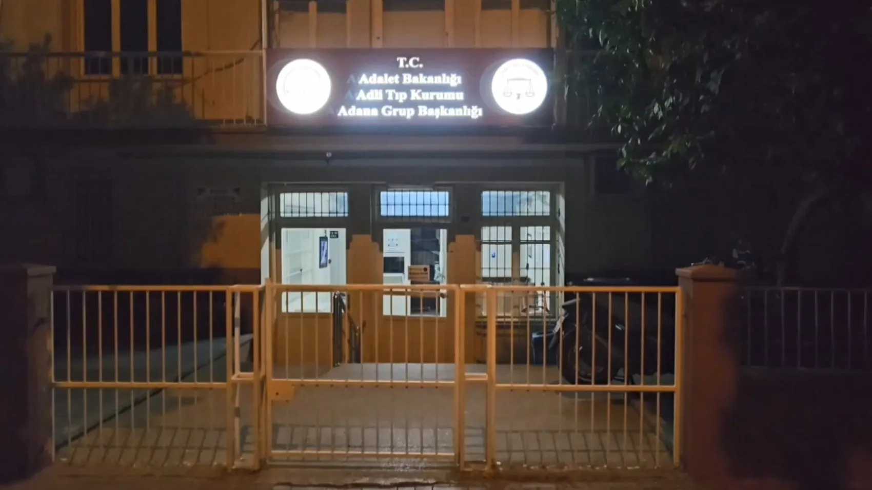 Adana'da 24 yaşındaki genç kadın sokak ortasında vuruldu