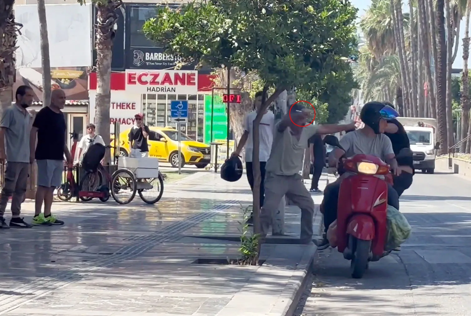 Antalya’nın kalbinde turistlerin gözü önünde dehşet anları