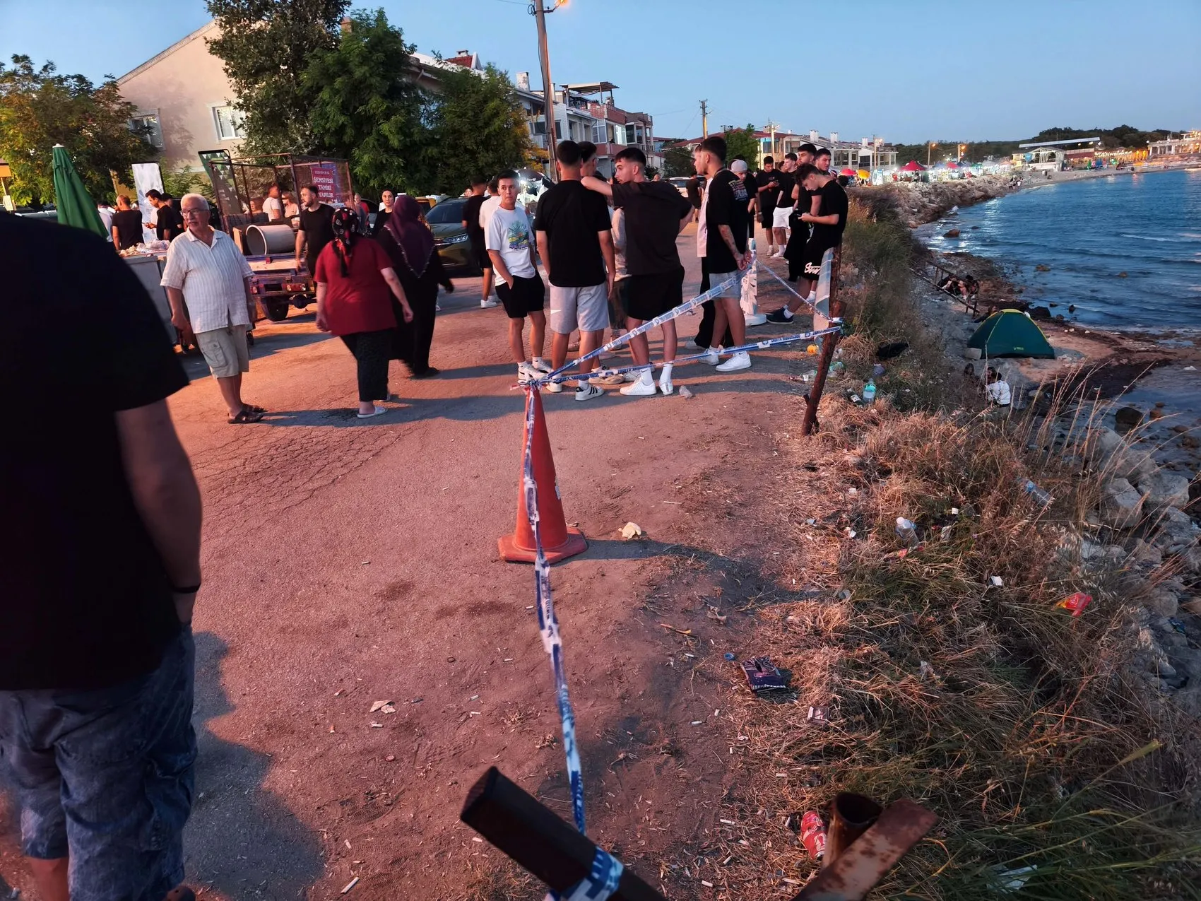 Edirne’de sahil kenarındaki bariyer koptu 2 kişi kayalıklara çakıldı