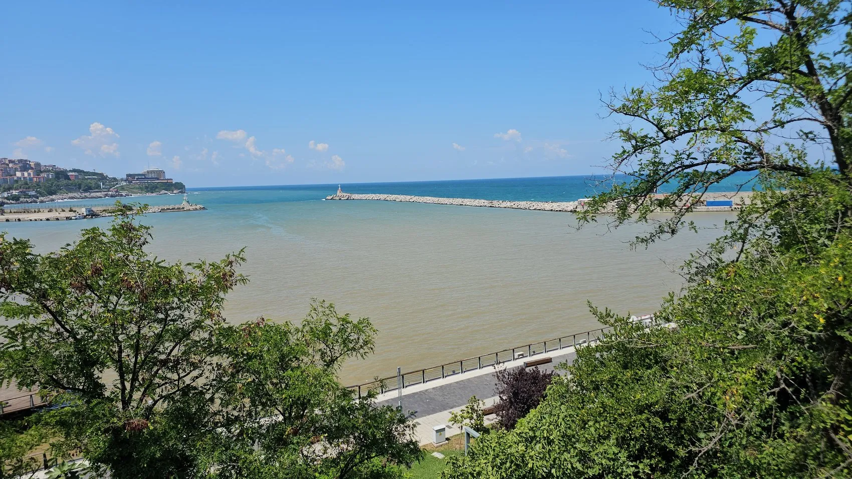 Zonguldak kıyılarında deniz iki gündür çamura büründü
