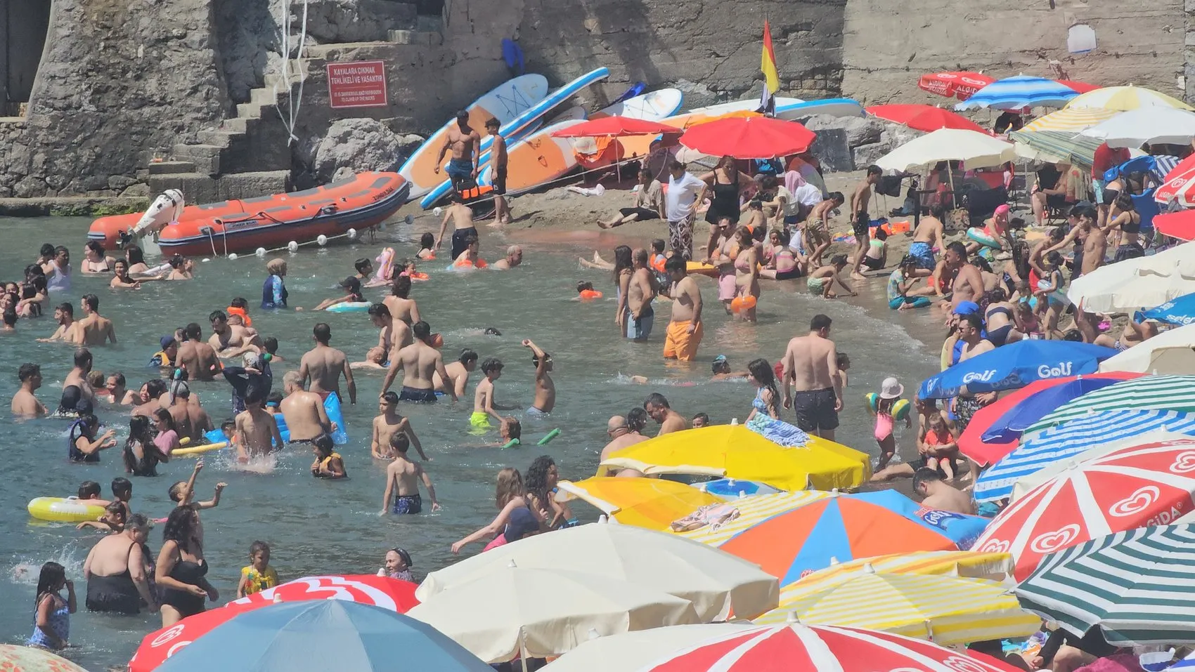 Zonguldak Kapuz Plajı'nda adım atacak yer kalmadı