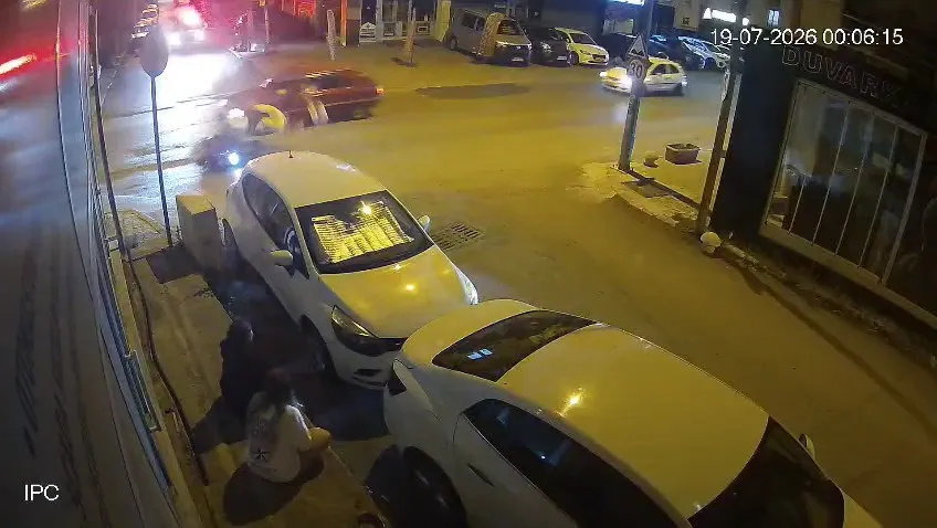 Gebze’de polis aracının burnunun dibinde kaza kamerada