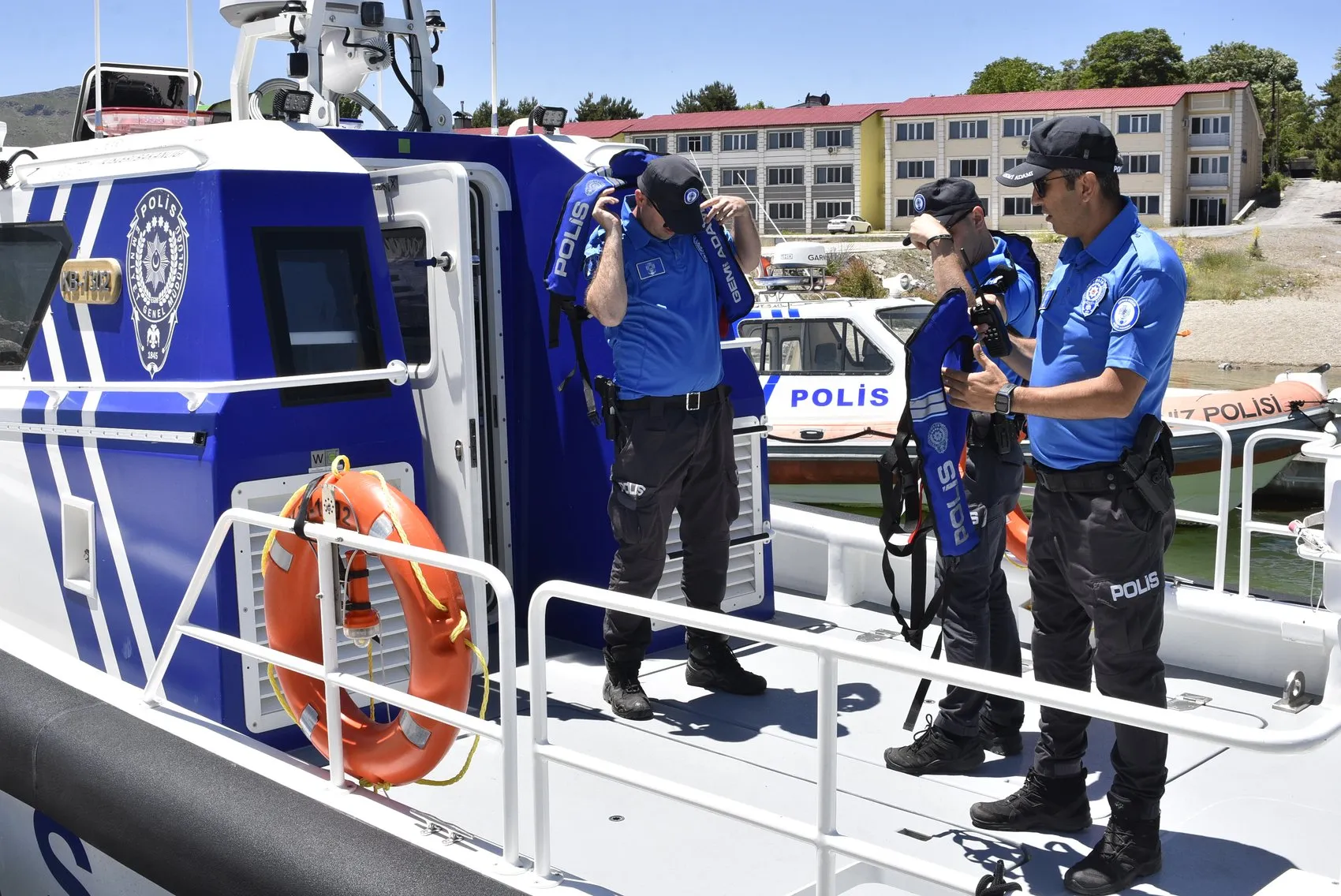 Van Gölü’nde balıkların zorlu yolculuğu için mesai başladı