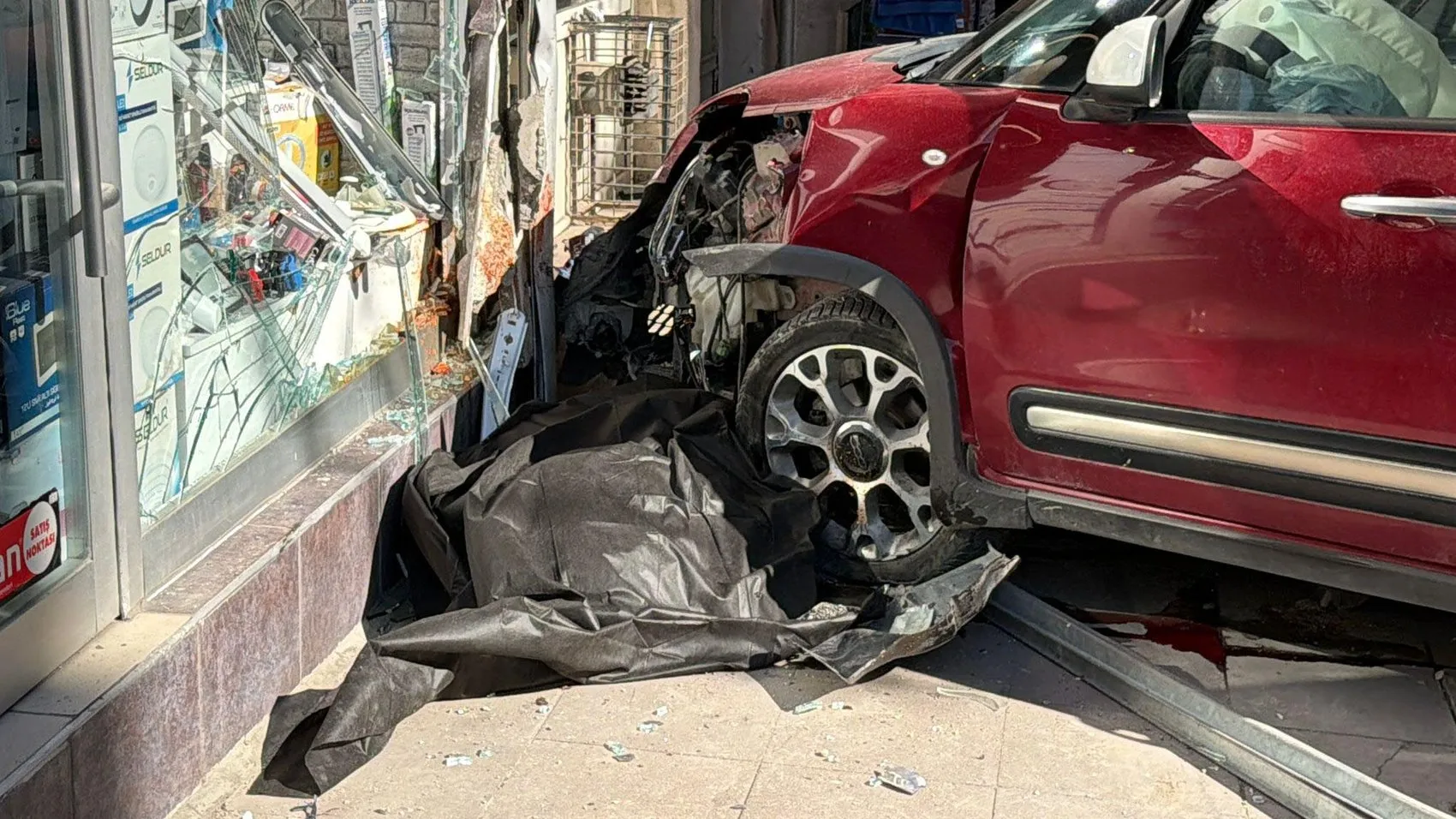Kaldırımda yürürken canından oldu Sürücü frenin tutmadığını iddia etti