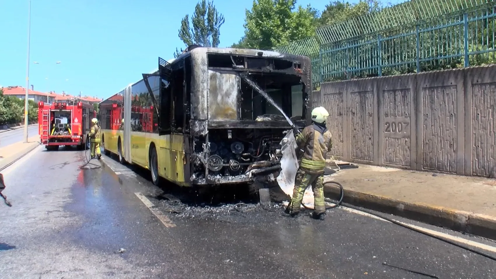 Ataşehir’de yolcu otobüsü yolda alev aldı