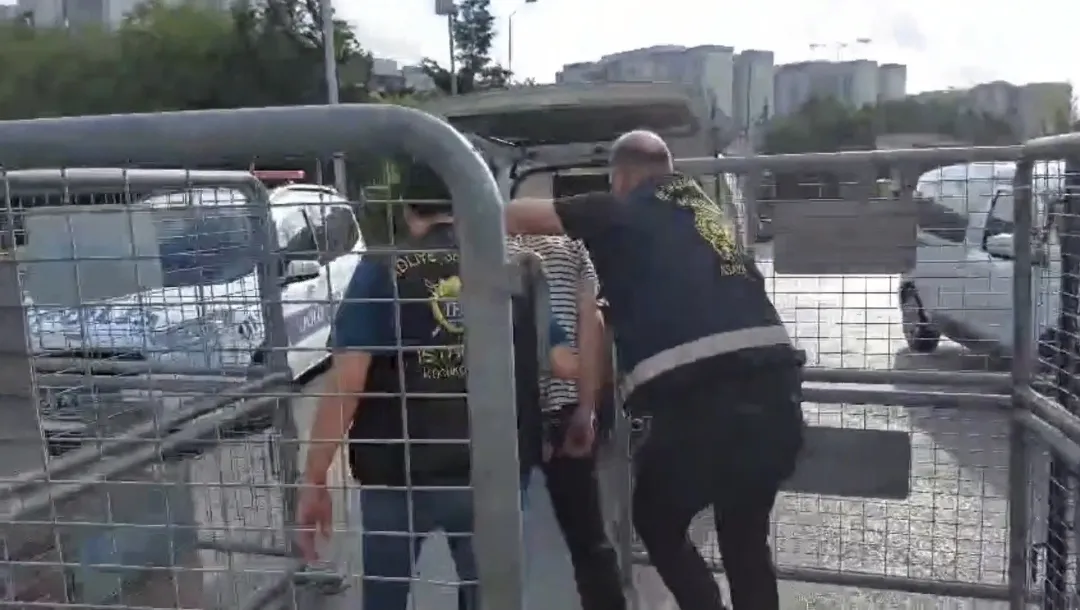 Küçükçekmece'de gece yarısı dehşeti Tatlı almaya çıkan baba bıçaklandı