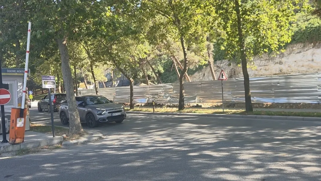 Bahçeşehir'de tonluk konteyner cipin üstüne böyle düştü