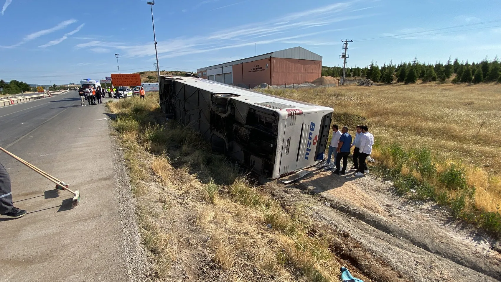Eskişehir yolunda otobüs faciası 24 kişi hastaneye kaldırıldı