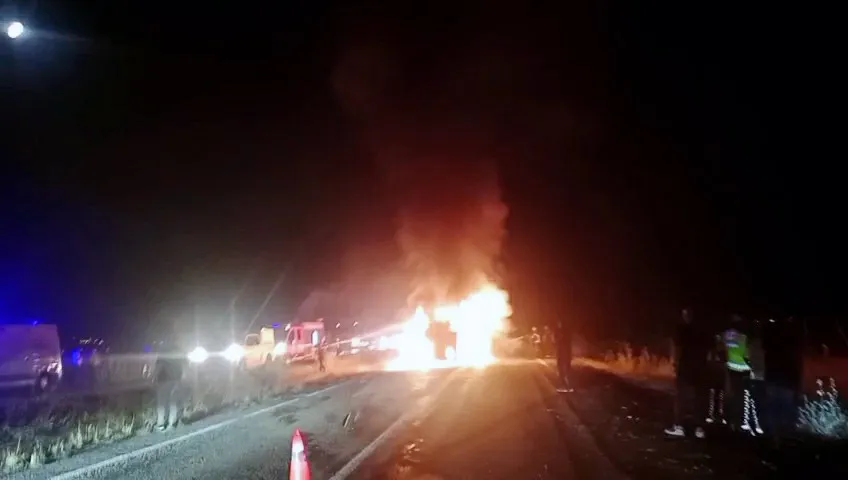Niğde yolunda gece yarısı kaza Kamyonet alev topuna döndü