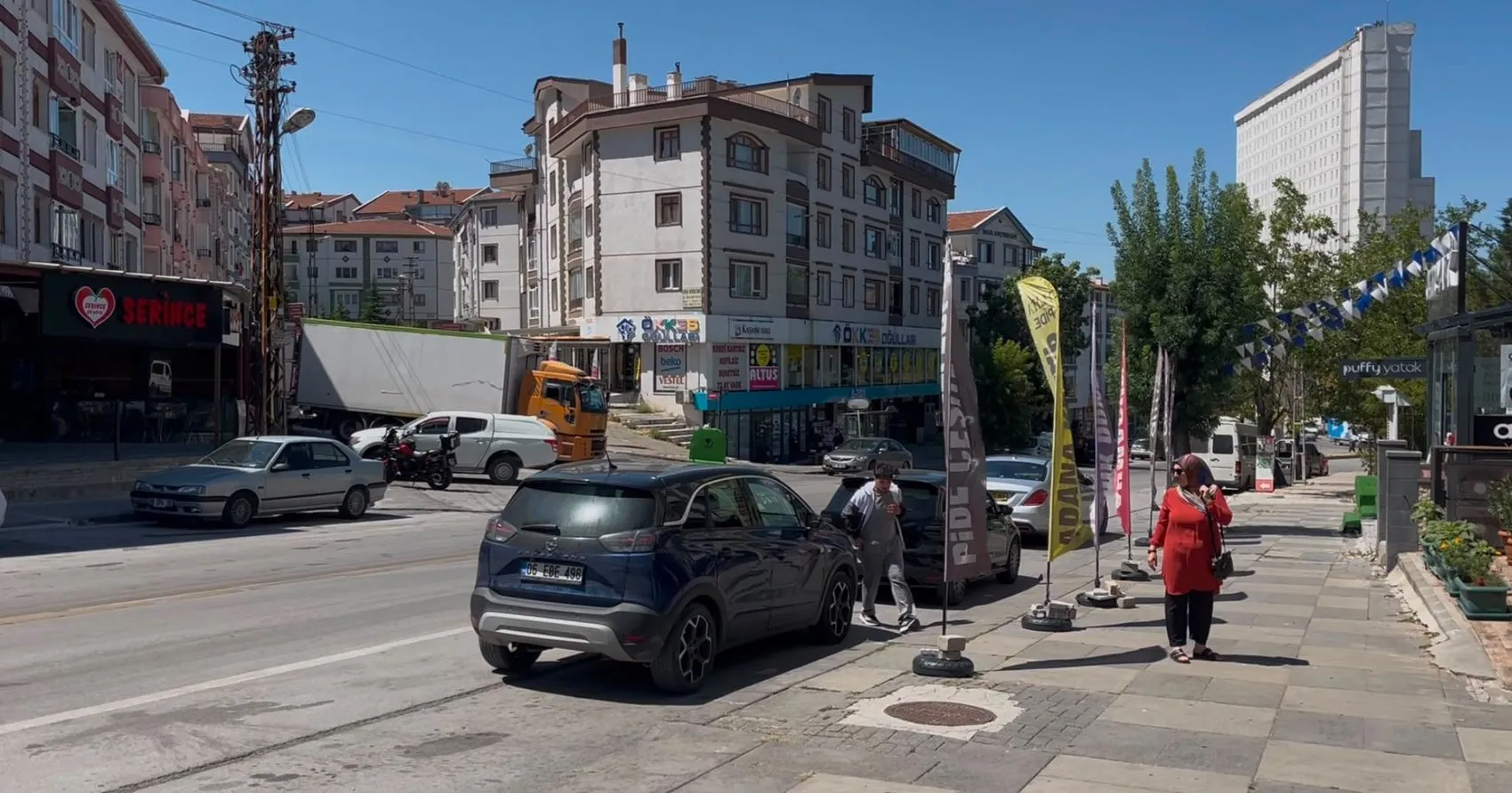 Genç kızlara tacize müdahale eden emekliyi dövüp serbest kaldılar
